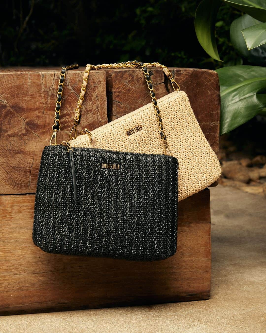 Santa Lollaのインスタグラム：「A nova bag em palha é versátil em todos os sentidos! Além de prática e curinga para acompanhar produções day to night, conta com a alça removível que permite ser usada tanto como clutch quanto na proposta tiracolo. Qual cor você vai levar? [ R$139,90 cada ] #santalolla #santalollaverao24 #SLhandbags」