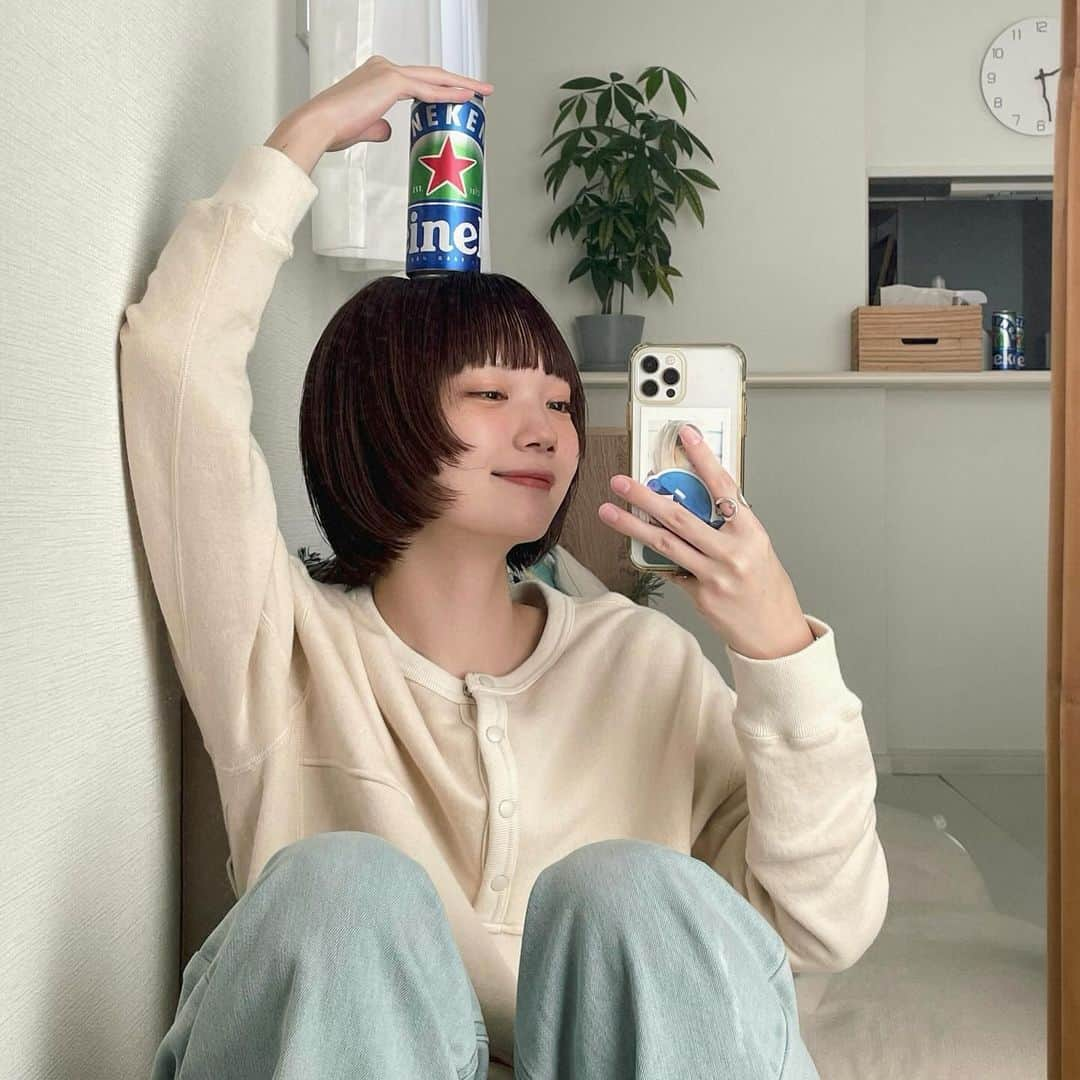 村濱遥さんのインスタグラム写真 - (村濱遥Instagram)「最近は、しごと終わりに 帰ってきてすぐビール 🍺笑  unclip撮影終わりにも みんなで ハイネケン0.0 乾杯した ( ∩ ˙-˙ )=͟͟͞͞⊃🍺ﾌﾞﾝ  昔からビール好きなんだけど お酒自体は強くないから ノンアルコールもよく飲むんだよねぇ  朝早い撮影の前日とかでも 通常のビールみたいな本格的な味わいを 気軽に飲めるの〜いいよね〜 めちゃくちゃ美味しい 🥺🍺最高  外でも ビール飲みたいけど、 すぐ顔が赤くなるからノンアル嬉しい 笑  みんなで乾杯したい 🤣🍻  #PR #Heineken #ハイネケン #ハイネケンゼロゼロ #ノンアルコール #ノンアル」11月22日 20時00分 - _mura_hama