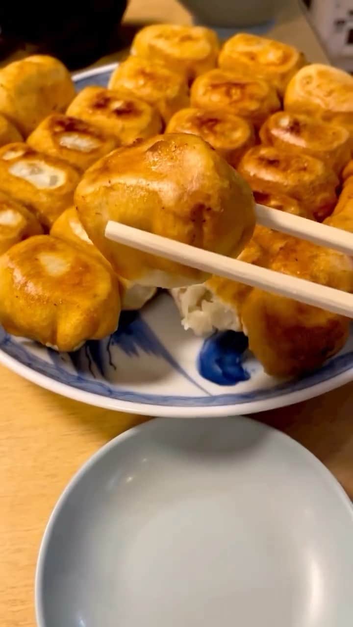 RETRIP<リトリップ>グルメのインスタグラム：「【RETRIP×巣鴨🥟】 こちらは、東京・巣鴨にある「ファイト餃子」です。ふかふかで分厚い皮に、まあるい見た目のインパクトが特徴のこちらの餃子。一つ一つは小ぶりのため食べやすく、揚げ焼きの食感が楽しい一品です✨  [スポット情報] 📍住所：東京都豊島区巣鴨4-23-6 🚃最寄り駅：巣鴨駅 徒歩12分 🕐営業時間：☀️11:30～14:00 、🌙平日17:00～20:00、休日15:30〜売り切れまで 🗓定休日：月曜・火曜 📝予約：不可  ※投稿時の情報となります  ・  Photo by @yume.gourmet ______________________________  全国で話題のスイーツを紹介しているアカウントです！ 他の投稿はこちらから！ >> @retrip_gourmet  ______________________________  RETRIPでは「おでかけ」に関する様々な情報を発信しています。ぜひ他のアカウントもチェックしてくださいね！ . @retrip_news 最新のおでかけ情報を紹介 @retrip_nippon 日本の絶景を紹介 @retrip_global 海外の絶景を紹介 @retrip_gourmet 全国の話題のグルメを紹介 @retrip_cafe 全国のおしゃれなカフェを紹介 . ▼RETRIP[リトリップ]のアプリ 最新情報をまとめてご覧になりたい方には『RETRIPアプリ』がおすすめ！明日のお出かけにすぐ活かせるアイディアが盛りだくさんです✨プロフィールのURLからダウンロードできますので、ぜひご利用ください。 .  ______________________________  #retrip #リトリップ #retrip_groumet #retrip_cafe #国内グルメ #東京グルメ #国内カフェ #東京カフェ #グルメ日記 #飯テロ #食べ歩き #groumetstagram #japanesefood #カフェ #スイーツ #カフェ巡り #かふぇすたぐらむ #スイーツ好きと繋がりたい #instafood #東京ランチ #ファイト餃子 #ホワイト餃子 #巣鴨 #巣鴨グルメ #餃子 #町中華 #中華」