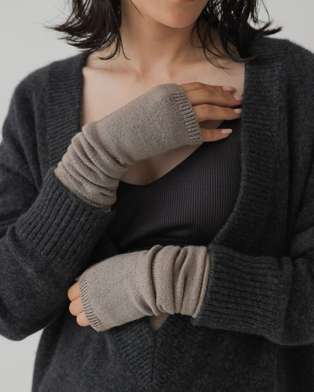 EMILY WEEKさんのインスタグラム写真 - (EMILY WEEKInstagram)「EMILY WEEK 23AW  SILK Warming Items ‘‘ Soft warmer ’’  -  EMILY WEEKらしいニュアンスカラーが可愛い シルク素材を使った、これからの季節に欠かせない暖かアイテム。  手元・足元にも使える万能ソフトウォーマーは、リバーシブル可能でお好みの質感を楽しめます。 肌当たりもなめらかなので、乾燥するこれからの時期にもぴったりのアイテム。  急に寒くなった季節の変わり目、ぜひお試しくださいませ。  -  シルクソフトウォーマー（アーム＆レッグ） no.23090469000230 / 23090469000330 size.F color.brown/beige/blue/gray price.¥6,930 in tax ※4枚目のグレーのみ、12月上旬に入荷予定  -  #EMILYWEEK #エミリーウィーク　 #日常を心地よいリズムに」11月22日 20時00分 - emilyweek