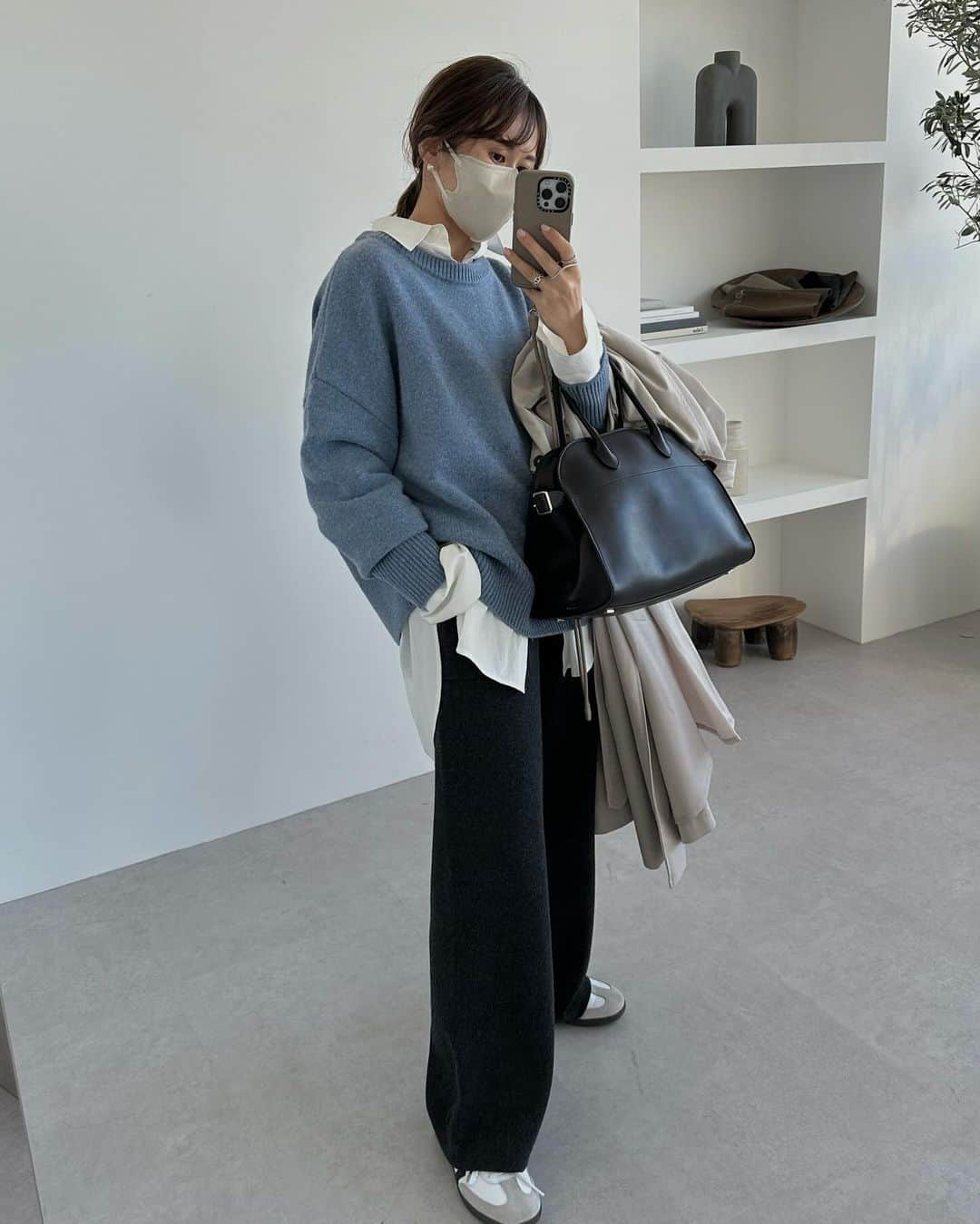 yuのインスタグラム：「ニットニット🧶🧶 とにかく履き心地サイコーなニットパンツ🫶🏻 しっかり厚みもあってシルエット良し！ そんでもって、冬ボトムスの中に厚手のタイツ仕込みたい寒がりさんに推したい！！ すっごく暖かいよ❤️‍🔥 ・ ・ #nae #nae_everseries #nae_2wayknitpants #nae_roundneckknit #nae_bigovershirt #nae_soutiencollartrenchcoat ・ ・ #outfit#adidas#adidasshoes #adidassamba#therow #nae_153cm#153cm #153cmコーデ#30代コーデ #ママコーデ#マルゴー#マルゴー12 #シンプルコーデ#大人カジュアル #低身長コーデ#ママコーデ」