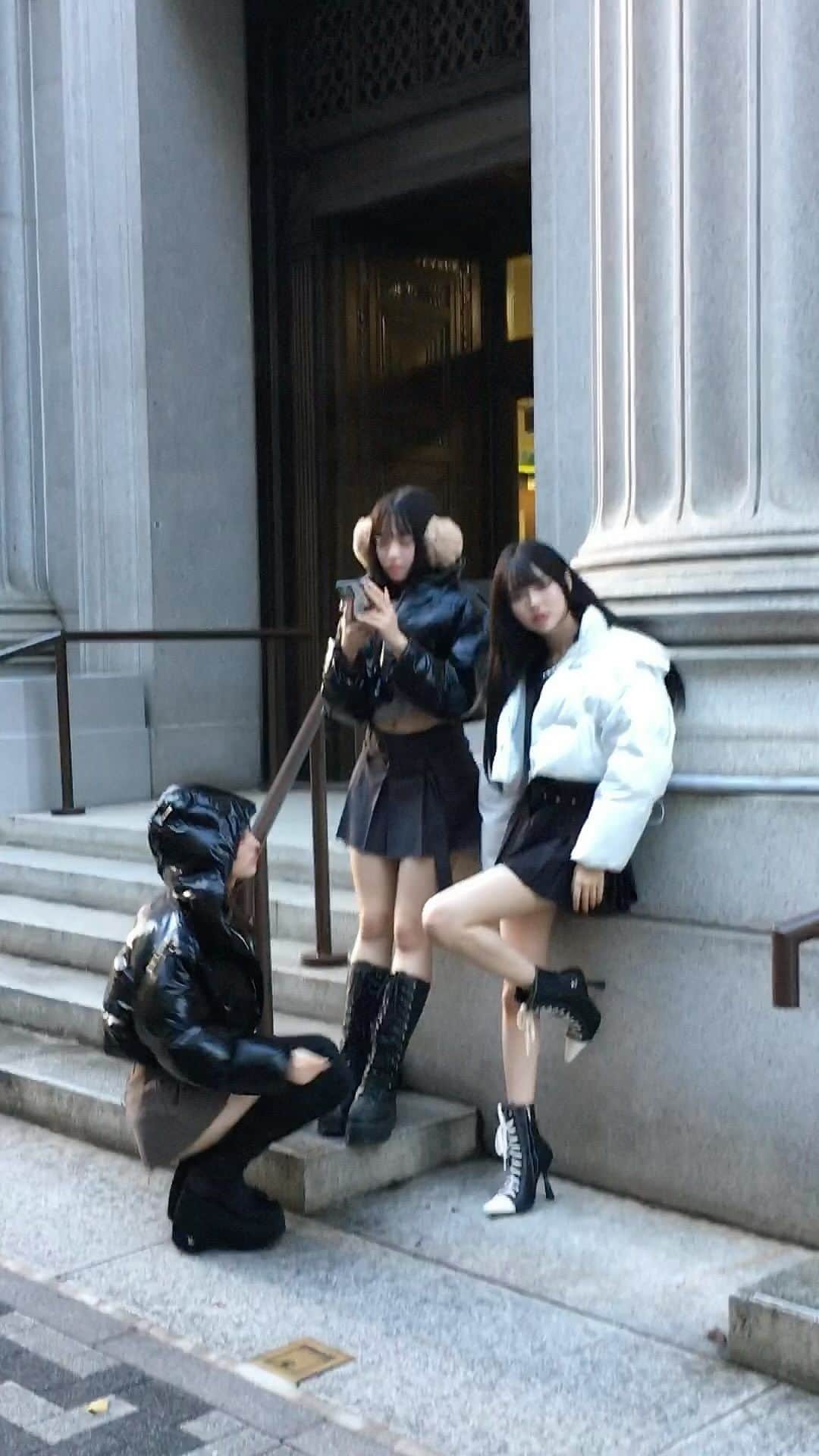 pipilottieのインスタグラム：「volume short down (black,white) ¥15,800  ANDWANG GIRLS🩶  by 2023 AUTUMN WINTER 3RD COLLECTION ON  ANDWANG.SHOP ⁡ #andwang  ⁡#outfit #ootd」