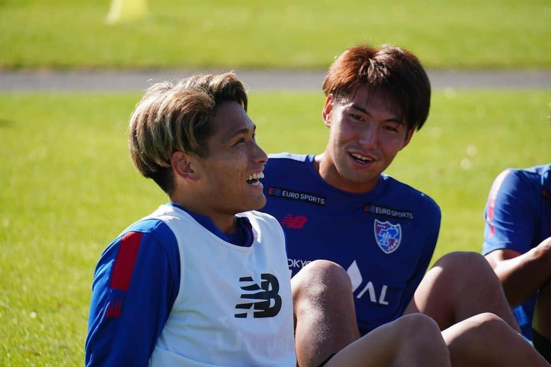 FC東京オフィシャルグッズさんのインスタグラム写真 - (FC東京オフィシャルグッズInstagram)「🔵🔴🇯🇵🇯🇵🇯🇵🇯🇵 おかえり👍 ̖́- @kuryu.matsuki27  @tainobu_big  @kimuraseiji0824  @bg_kashif  #松木玖生  #野澤大志ブランドン #木村誠二  #バングーナガンデ佳史扶  #代表でも集まってくれてありがとう  #声をかけてくれたのはFC東京オフィシャルカメラマンの方です  #カメラマンさんいつもありがとうございます #daihyo #U22日本代表  #FC東京 #fctokyo #tokyo」11月22日 20時04分 - fctokyoofficial