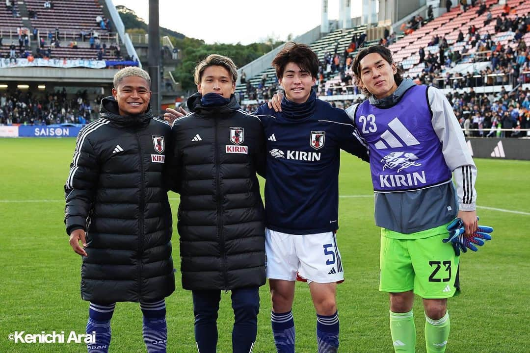 FC東京オフィシャルグッズのインスタグラム：「🔵🔴🇯🇵🇯🇵🇯🇵🇯🇵 おかえり👍 ̖́- @kuryu.matsuki27  @tainobu_big  @kimuraseiji0824  @bg_kashif  #松木玖生  #野澤大志ブランドン #木村誠二  #バングーナガンデ佳史扶  #代表でも集まってくれてありがとう  #声をかけてくれたのはFC東京オフィシャルカメラマンの方です  #カメラマンさんいつもありがとうございます #daihyo #U22日本代表  #FC東京 #fctokyo #tokyo」