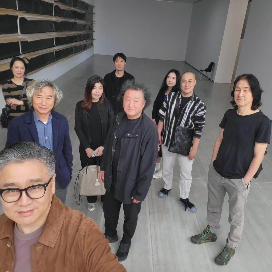 イ・グァンギのインスタグラム：「대구아트페어 기간 인당뮤지움 남춘모선생님 개인전에  여러 작가님들과 함께 구경 갔습니다. 마지막 사진은 제가 찍어 드린 남춘모 선생님!!!!자연스럽게 잘 나왔네요 #인당뮤지엄 #남춘모작가#갤러리끼 @indangmuseum  @studio_moart  @gallerykki」