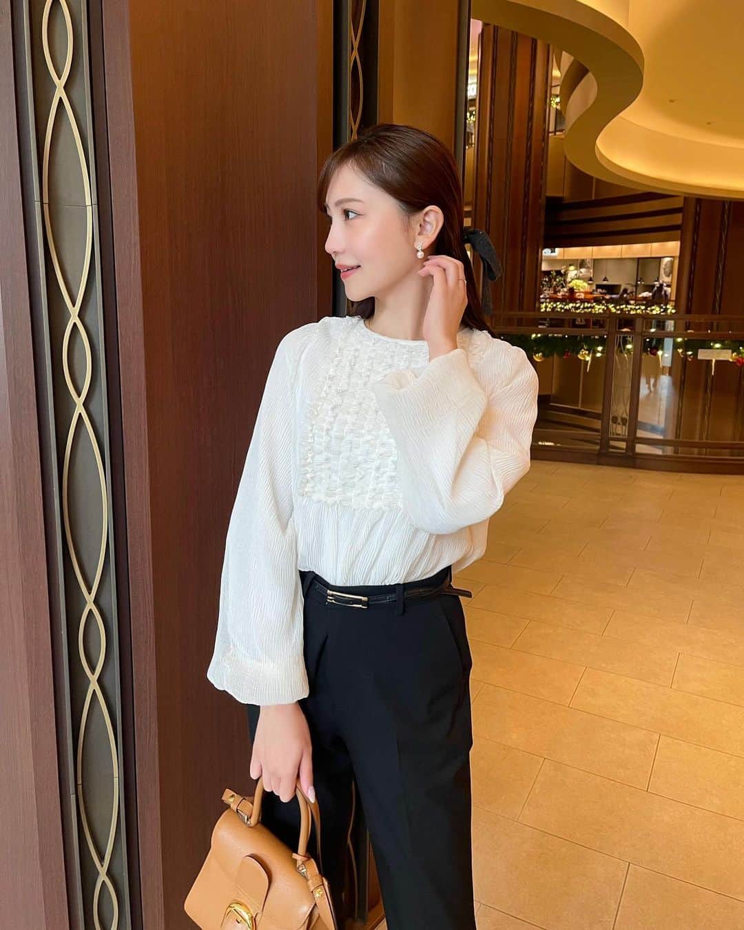 小嶋真子のインスタグラム：「⁡フリルが特徴のシフォンブラウス 🎼 ⁡ この日はINしていますが、 チュニックとして着ても可愛いんです☺️♡ ( 2つ前の投稿に載せています ☺︎ ) ⁡ こちらもホリデーコレクションの新作で 11/28 20:00 - 発売です🎄🤍」