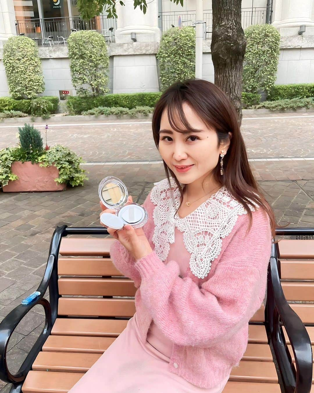 Miku Hirata 平田未来のインスタグラム：「TIRTIRで一番注目されている人気商品 MASK FITクッションシリーズ から新感覚メッシュタイプのクッションが新発売🩷  パウダーとの相性も良くて、 ツヤ肌に見せたい方にはもちろんおすすめ！  上から重ね塗りしても、 綺麗に仕上がる✨  はじめて使用する前に、 メッシュ全体にファンデーションが浸かるように軽く押してください♡   または、 パフで5回以上叩いて馴染ませてから使用してください✨  ※新品の場合エッセンスが分離されクッション上部に溜まっていることがあるため🧡  TIRTIRの下地、トーンアップエッセンス・トーンアップクリームとの相性もバッチリです✨  また、 塗る回数によって、ティルティルのほかの 商品に似たような特徴が出せます😊  しっかり塗りたい時は重ね塗り✨  塗る回数1回 →マスクフィットオーラ（銀）🩶  塗る回数2〜3回： →レッドクッション（赤）❤️  塗る回数4〜5回： →マスクフィットオールカバークッション（ピンク）🩷  乾燥の人には メッシュクッションだけで、乾燥知らずの綺麗な肌へ🩷  ハイカバーなのにベタつかない クッション✨  #PR #TIRTIR  #マスクフィットクリスタルメッシュクッション #マスクフィット #マスクフィットシリーズ #最強ベースメイク」