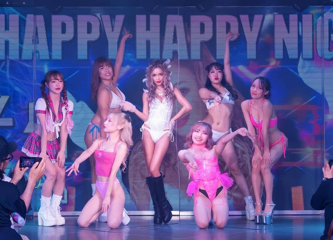 藤木そらさんのインスタグラム写真 - (藤木そらInstagram)「. .It was a live performance at Nagoya Burlesque TS🥹💖Thank you so much. It was so awesome🥰❣️ . .名古屋バーレスクTS @burlesque_ts 様ほんとありがとうございました🥹‼️‼️こんなわたしなんかをゲスト出演させてくださり、最高のステージにしてくれたおかげで全てのパフォーマンスが無事に成功できました😭😭🎶🎶 . .出演者様、スタッフ様、お客様、 りちゃこ @orisa_0510 のおかげです😫💜💚🩷😍また出演できるように、踊り覚えなきゃ♡꜀(^. .^꜀ )꜆੭ . . .風船🎈🎈の景色を2回も見せてくださり、2組の愛する人たちよーありがとうございました😭‼️🩵💙 . . .もっとレベルアップして、ステージたちたいなσ̴̶̷̤ . σ̴̶̷̤ ♡目標もできたし、頑張るぞ(  ૢ ⦁ ‪.ꔷ ૢ)‼️‼️❣️❣️ . . .📸 @ryu_since2012 めちゃくちゃ素敵な写真を撮ってくださり、ありがとうございました🥹🎶ほんとうますぎます☺️☺️ . . . . . . . . . . #名古屋 #名古屋バーレスク #バーレスク #ステージ #ギャル #アーティスト #パラパラ #ダンサー #dancers #japan_photo #japan_photogroup #名古屋観光 #人生は夢だらけ」11月22日 20時08分 - sorafujiki