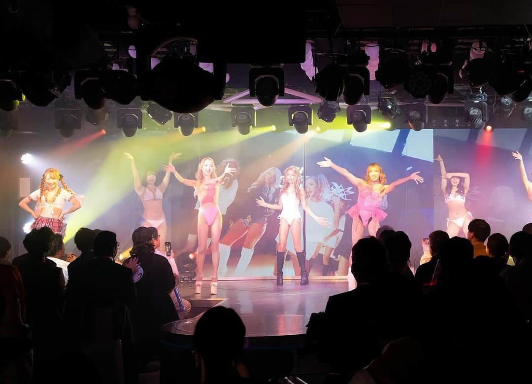 藤木そらさんのインスタグラム写真 - (藤木そらInstagram)「. .It was a live performance at Nagoya Burlesque TS🥹💖Thank you so much. It was so awesome🥰❣️ . .名古屋バーレスクTS @burlesque_ts 様ほんとありがとうございました🥹‼️‼️こんなわたしなんかをゲスト出演させてくださり、最高のステージにしてくれたおかげで全てのパフォーマンスが無事に成功できました😭😭🎶🎶 . .出演者様、スタッフ様、お客様、 りちゃこ @orisa_0510 のおかげです😫💜💚🩷😍また出演できるように、踊り覚えなきゃ♡꜀(^. .^꜀ )꜆੭ . . .風船🎈🎈の景色を2回も見せてくださり、2組の愛する人たちよーありがとうございました😭‼️🩵💙 . . .もっとレベルアップして、ステージたちたいなσ̴̶̷̤ . σ̴̶̷̤ ♡目標もできたし、頑張るぞ(  ૢ ⦁ ‪.ꔷ ૢ)‼️‼️❣️❣️ . . .📸 @ryu_since2012 めちゃくちゃ素敵な写真を撮ってくださり、ありがとうございました🥹🎶ほんとうますぎます☺️☺️ . . . . . . . . . . #名古屋 #名古屋バーレスク #バーレスク #ステージ #ギャル #アーティスト #パラパラ #ダンサー #dancers #japan_photo #japan_photogroup #名古屋観光 #人生は夢だらけ」11月22日 20時08分 - sorafujiki