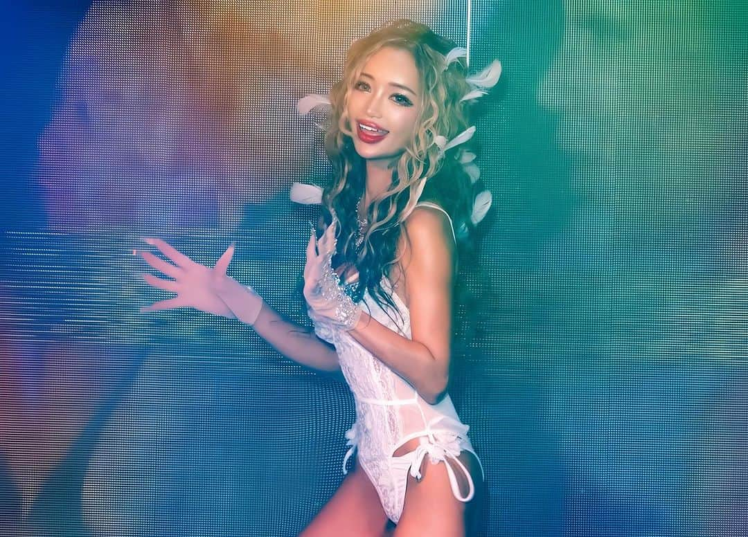 藤木そらのインスタグラム：「. .It was a live performance at Nagoya Burlesque TS🥹💖Thank you so much. It was so awesome🥰❣️ . .名古屋バーレスクTS @burlesque_ts 様ほんとありがとうございました🥹‼️‼️こんなわたしなんかをゲスト出演させてくださり、最高のステージにしてくれたおかげで全てのパフォーマンスが無事に成功できました😭😭🎶🎶 . .出演者様、スタッフ様、お客様、 りちゃこ @orisa_0510 のおかげです😫💜💚🩷😍また出演できるように、踊り覚えなきゃ♡꜀(^. .^꜀ )꜆੭ . . .風船🎈🎈の景色を2回も見せてくださり、2組の愛する人たちよーありがとうございました😭‼️🩵💙 . . .もっとレベルアップして、ステージたちたいなσ̴̶̷̤ . σ̴̶̷̤ ♡目標もできたし、頑張るぞ(  ૢ ⦁ ‪.ꔷ ૢ)‼️‼️❣️❣️ . . .📸 @ryu_since2012 めちゃくちゃ素敵な写真を撮ってくださり、ありがとうございました🥹🎶ほんとうますぎます☺️☺️ . . . . . . . . . . #名古屋 #名古屋バーレスク #バーレスク #ステージ #ギャル #アーティスト #パラパラ #ダンサー #dancers #japan_photo #japan_photogroup #名古屋観光 #人生は夢だらけ」