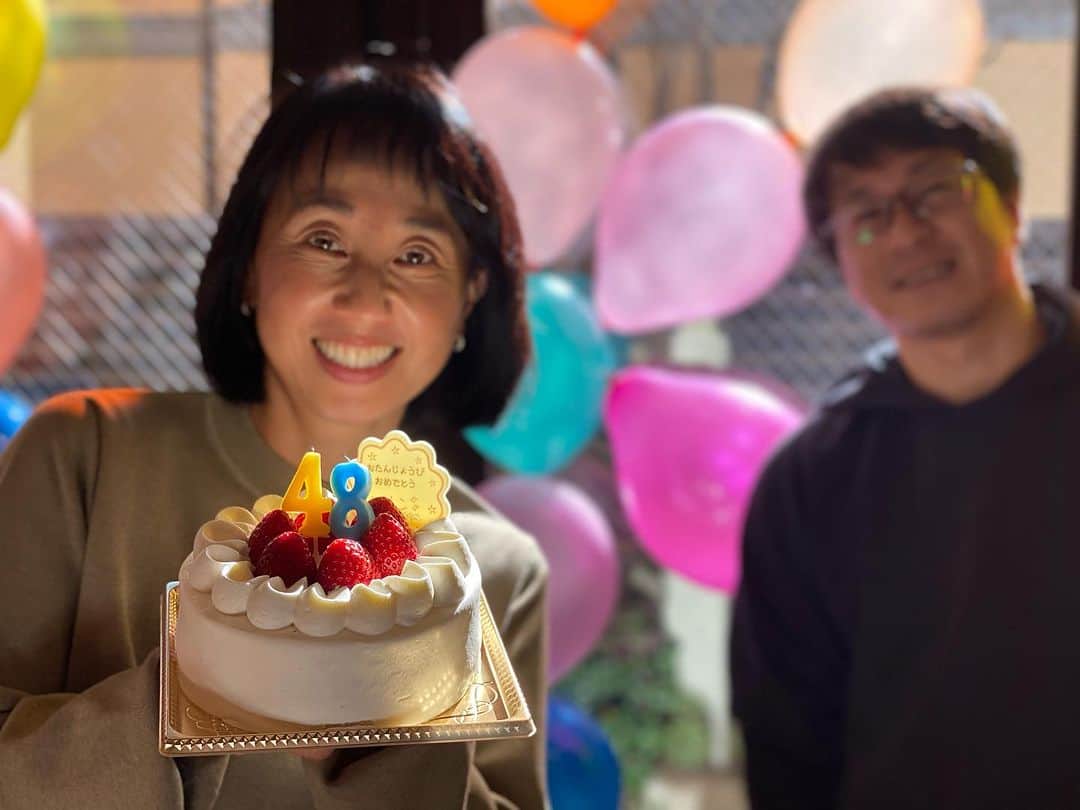 東尾理子さんのインスタグラム写真 - (東尾理子Instagram)「載せそびれた誕生日シリーズ🎂  いつもお仕事してる仲間、家族、仲良し友人、たくさんの方々にお祝いして頂き、心温まるバースデーウィークを過ごさせていただきました❤️  家にいきなり風船たくさんのサプライズ🎈や、 酸欠になるくらい笑い転げたりした日も🤣  欲しい物があるんだけど、高級過ぎるから、何年分の誕生日プレゼントを前借りでお願いします🎁 なんてリクエストを言える友人が居たり🩷  あ〜、最高だ😆💕笑  たくさんのメッセージもありがとうございました⭐️  @cotona_maki  @tgp_group_rh  @hitomi_mori_tgp  @npo.forecia  @wowowgolf」11月22日 20時08分 - rikohigashio