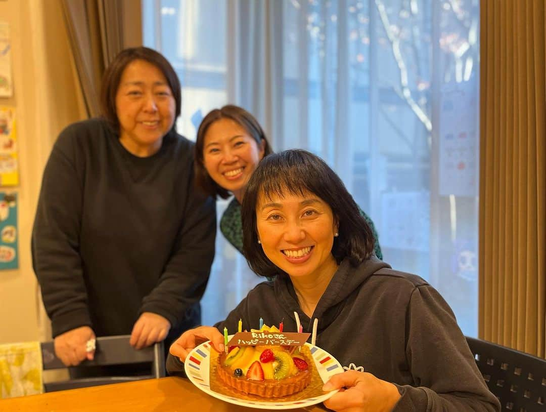 東尾理子さんのインスタグラム写真 - (東尾理子Instagram)「載せそびれた誕生日シリーズ🎂  いつもお仕事してる仲間、家族、仲良し友人、たくさんの方々にお祝いして頂き、心温まるバースデーウィークを過ごさせていただきました❤️  家にいきなり風船たくさんのサプライズ🎈や、 酸欠になるくらい笑い転げたりした日も🤣  欲しい物があるんだけど、高級過ぎるから、何年分の誕生日プレゼントを前借りでお願いします🎁 なんてリクエストを言える友人が居たり🩷  あ〜、最高だ😆💕笑  たくさんのメッセージもありがとうございました⭐️  @cotona_maki  @tgp_group_rh  @hitomi_mori_tgp  @npo.forecia  @wowowgolf」11月22日 20時08分 - rikohigashio