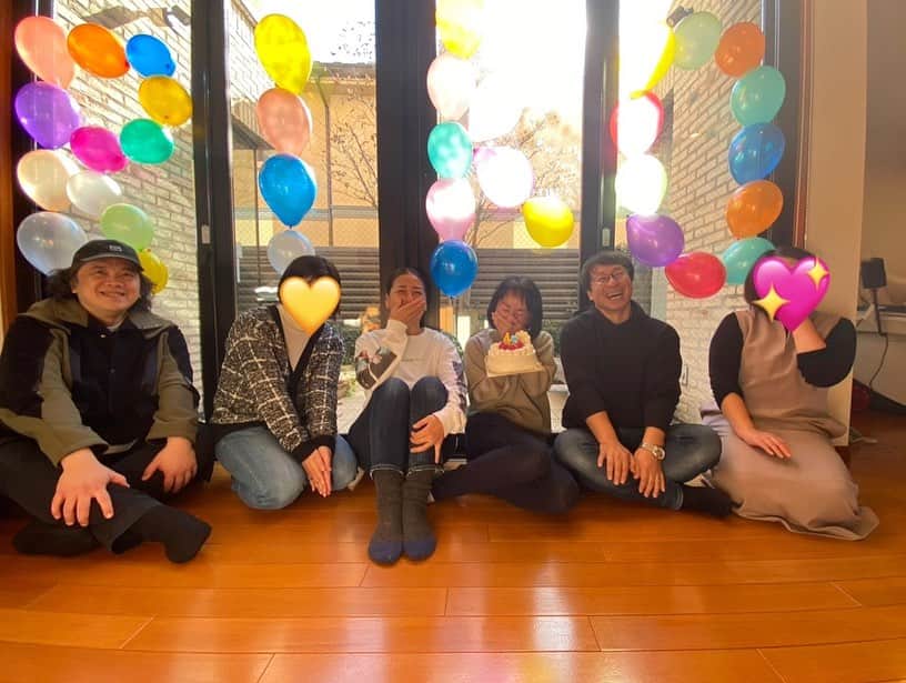 東尾理子さんのインスタグラム写真 - (東尾理子Instagram)「載せそびれた誕生日シリーズ🎂  いつもお仕事してる仲間、家族、仲良し友人、たくさんの方々にお祝いして頂き、心温まるバースデーウィークを過ごさせていただきました❤️  家にいきなり風船たくさんのサプライズ🎈や、 酸欠になるくらい笑い転げたりした日も🤣  欲しい物があるんだけど、高級過ぎるから、何年分の誕生日プレゼントを前借りでお願いします🎁 なんてリクエストを言える友人が居たり🩷  あ〜、最高だ😆💕笑  たくさんのメッセージもありがとうございました⭐️  @cotona_maki  @tgp_group_rh  @hitomi_mori_tgp  @npo.forecia  @wowowgolf」11月22日 20時08分 - rikohigashio