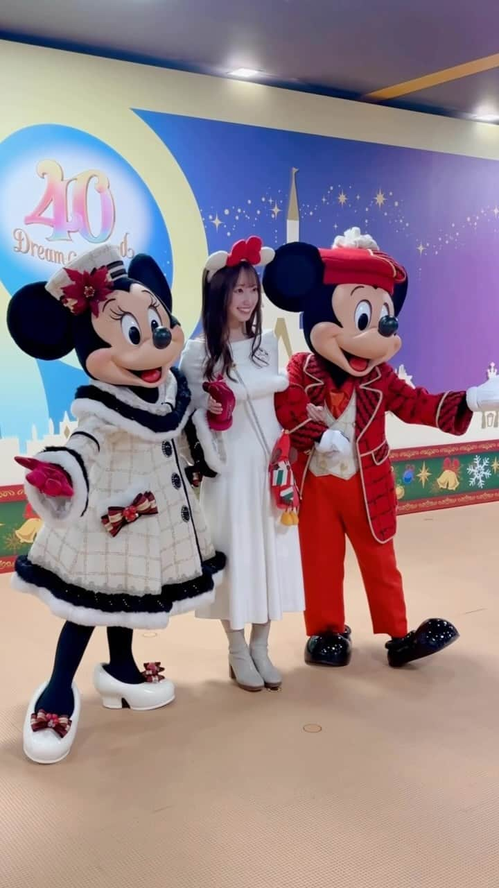 石井奏美のインスタグラム：「🎄クリスマスディズニー🎄  可愛いミッキーとミニーに会ってきました🎅 元気をチャージできたので、 明日から仕事頑張ります！！  (今回は私も写ってます！笑)  #ディズニー#ディズニーコーデ#ディズニーランド#クリスマスディズニー#ミッキー#ミニー#バケーションパッケージ#バケパ#バケパグリ#disney#disneyland#tokyodisneyland」