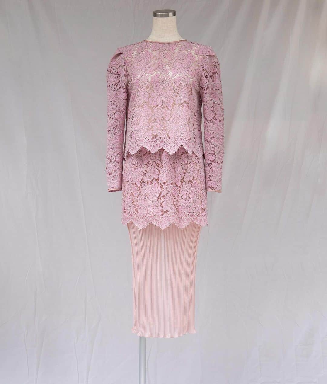 Chiyono Anneさんのインスタグラム写真 - (Chiyono AnneInstagram)「Pink & Green should always be seen🌹 今年の期間限定ホリデーコレクション「Rose Garden」レースブラウスとレイヤードスカート。  ロマンティックな気分を楽しめるお洋服です💞セットアップでも別々でも、特別なお出かけの際におすすめです🌹  販売は11/30までとなり、 12/24までにお届け致します！  商品詳細はショップをチェックしてください😘  Photo by @packychong_photography  Makeup/Hair by @hikari_makeup   #チヨノアン #chiyonoanne #laceblouse #laceskirt #partyoutfit」11月22日 20時23分 - chiyono_anne