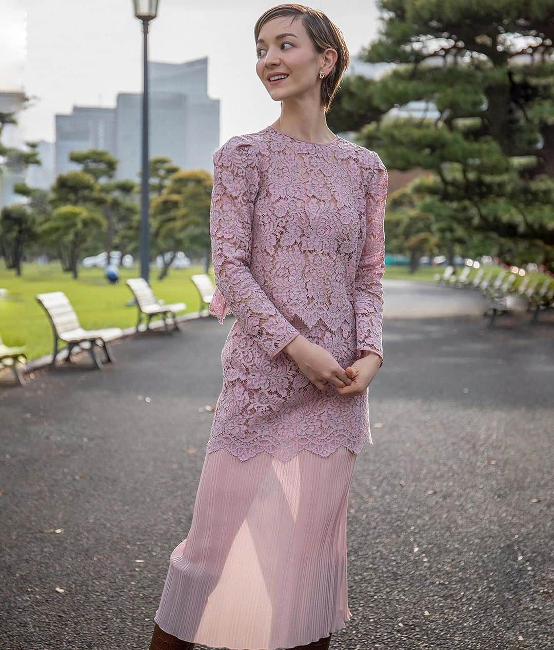 Chiyono Anneさんのインスタグラム写真 - (Chiyono AnneInstagram)「Pink & Green should always be seen🌹 今年の期間限定ホリデーコレクション「Rose Garden」レースブラウスとレイヤードスカート。  ロマンティックな気分を楽しめるお洋服です💞セットアップでも別々でも、特別なお出かけの際におすすめです🌹  販売は11/30までとなり、 12/24までにお届け致します！  商品詳細はショップをチェックしてください😘  Photo by @packychong_photography  Makeup/Hair by @hikari_makeup   #チヨノアン #chiyonoanne #laceblouse #laceskirt #partyoutfit」11月22日 20時23分 - chiyono_anne