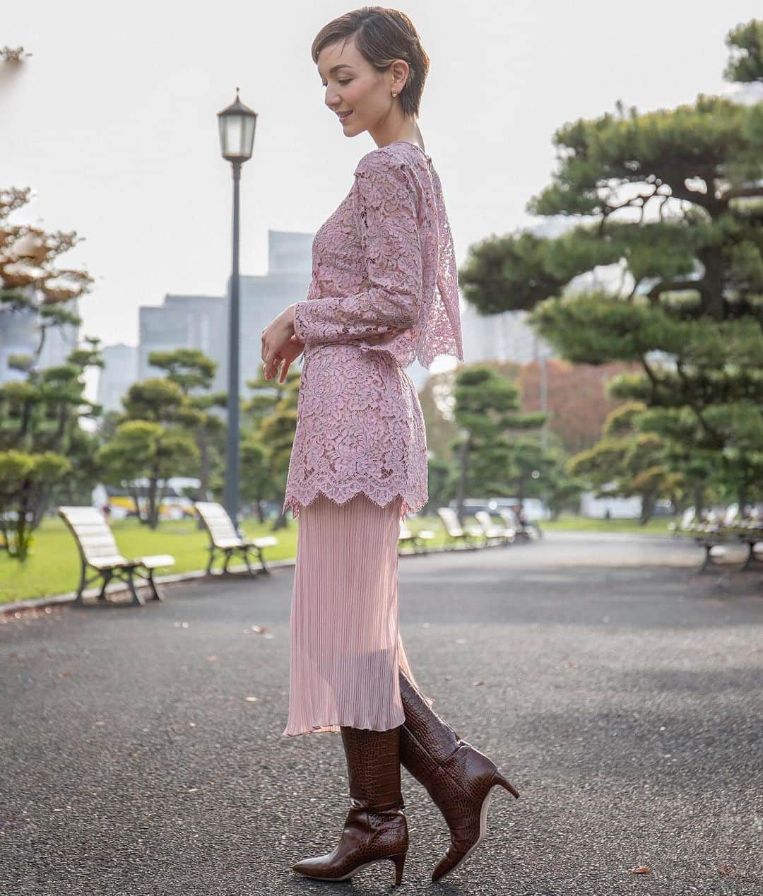 Chiyono Anneさんのインスタグラム写真 - (Chiyono AnneInstagram)「Pink & Green should always be seen🌹 今年の期間限定ホリデーコレクション「Rose Garden」レースブラウスとレイヤードスカート。  ロマンティックな気分を楽しめるお洋服です💞セットアップでも別々でも、特別なお出かけの際におすすめです🌹  販売は11/30までとなり、 12/24までにお届け致します！  商品詳細はショップをチェックしてください😘  Photo by @packychong_photography  Makeup/Hair by @hikari_makeup   #チヨノアン #chiyonoanne #laceblouse #laceskirt #partyoutfit」11月22日 20時23分 - chiyono_anne