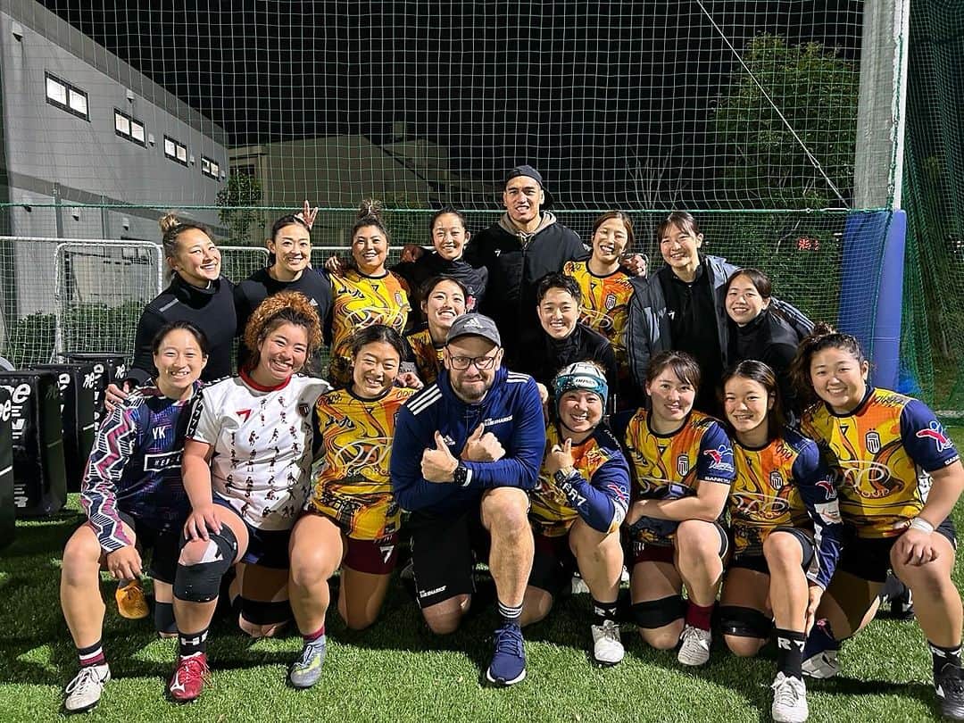 東京フェニックス・ラグビークラブのインスタグラム：「Thank you フィーキーさん✨  Rugby World Cup 2023の New Zealandのスクラムコーチとしてご活躍された Greg Feekコーチにスクラムセッションをしていただきました。  学ぶことが多く、とても有意義なセッションになりました🔥  お忙しい中私たちに時間を割いていただき 本当にありがとうございました！  #東京山九フェニックス #女子ラグビー #ラグビー  #ラグビー女子 #japanrugby #rugby #scrum」