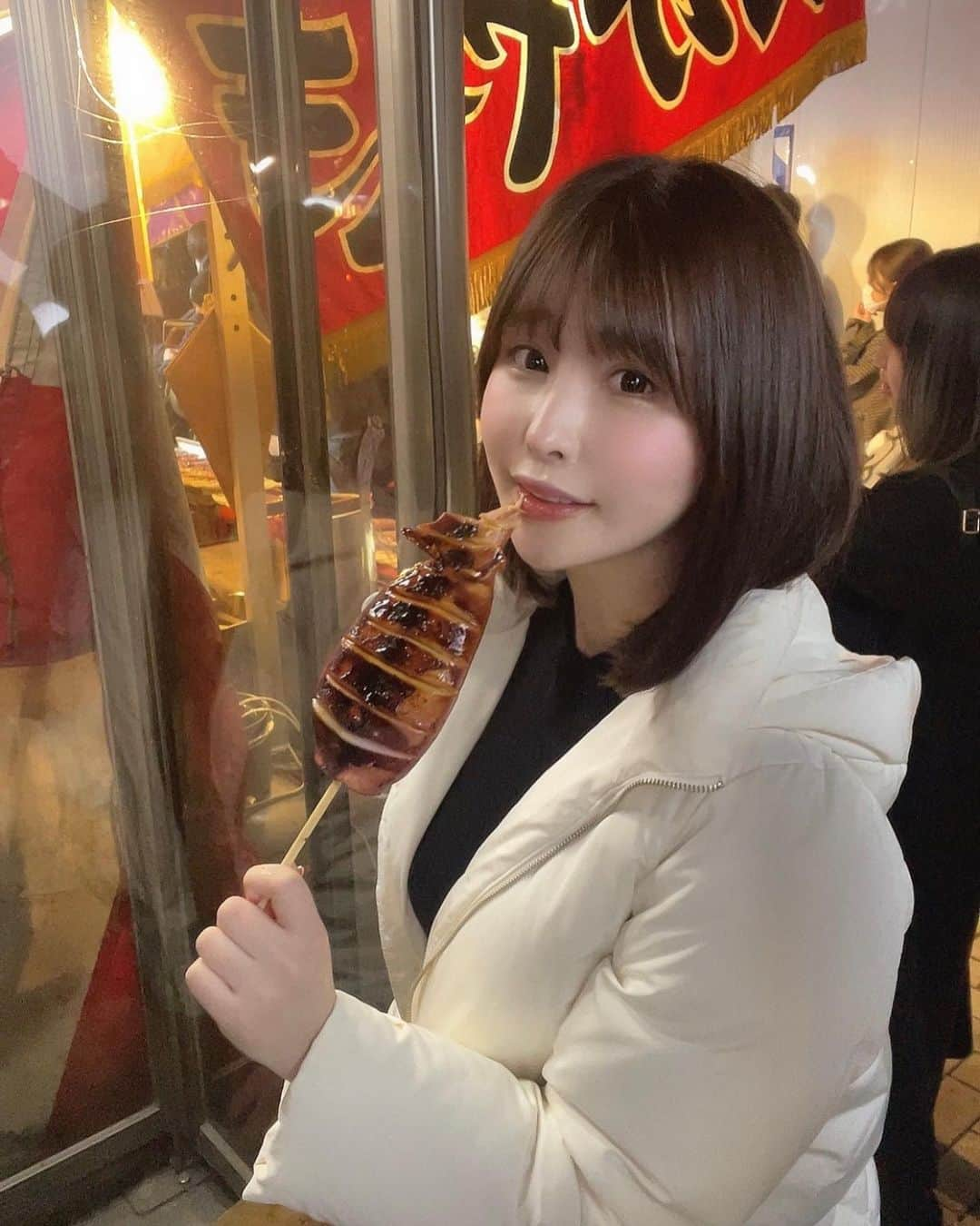 木南美々のインスタグラム：「⁡ ⁡ 秋のお祭りって寒いけどすごく好きで 酉の市も毎年行っていたのですが、 今年はいかなかったので去年の写真です✨  お祭りといえば絶対イカ焼き🦑 イカ大好きなんですよね〜💕 ⁡ なんだか日を増すごとにインドア人間に なっていく美々なのでした。笑 ⁡ #グラドル #グラビア #インスタグラビア #水着 #グラドル自画撮り部 #gravure #bikini #bikinigirl #japanesegirl #cosplay #お祭り」