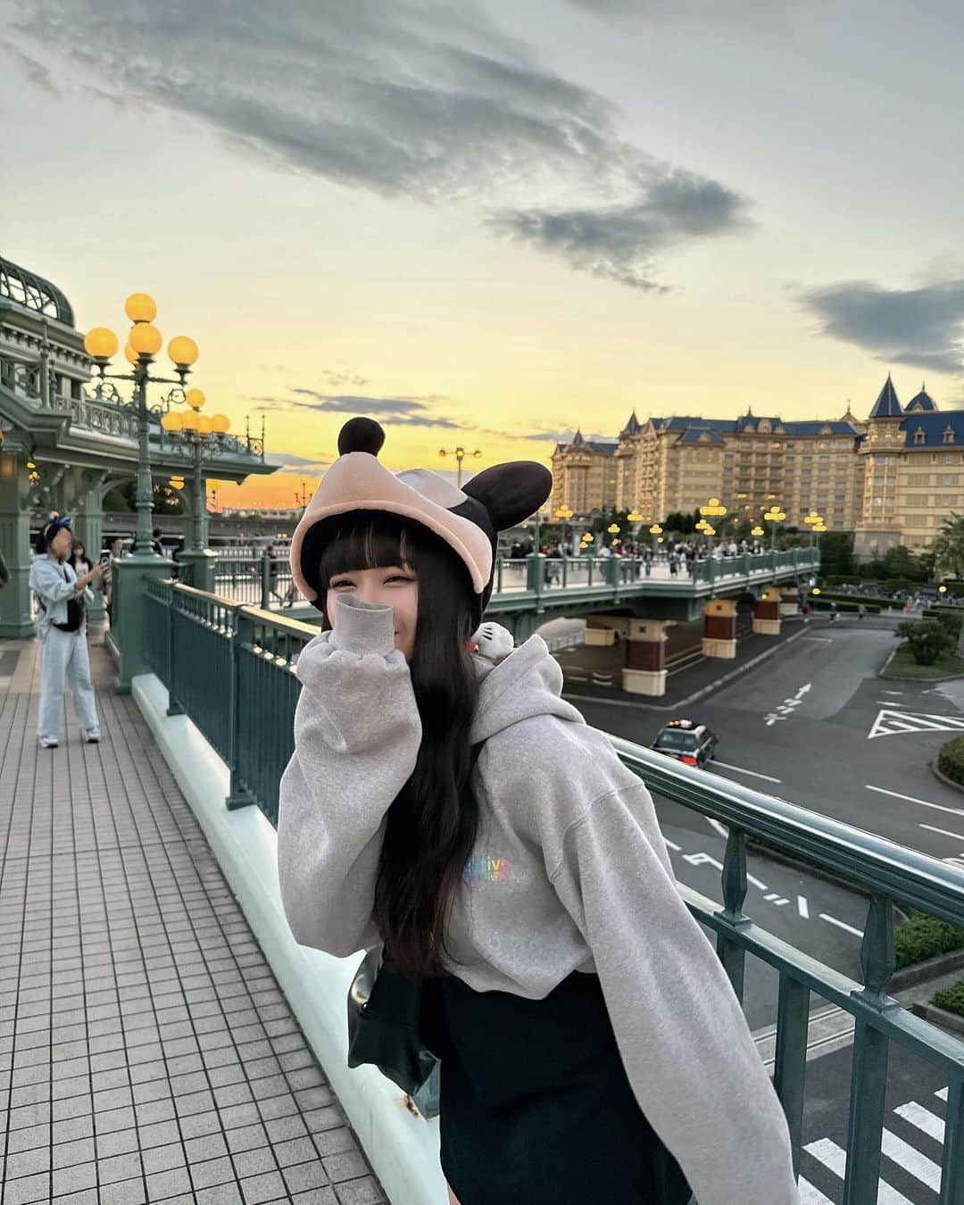 しみずくるみのインスタグラム：「12月もたっくさん行く予定ある🩵 #ディズニーランド」