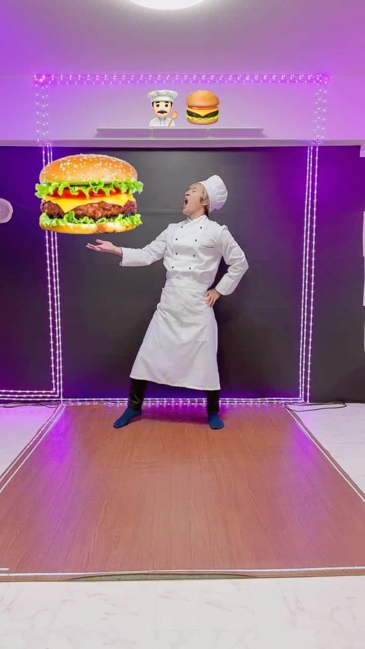 内山さんのインスタグラム：「踊りながらハンバーガーを作る料理人がヤバすぎる‼︎ A chef making hamburgers while dancing🍔 #内山さん #uchiyamasan」