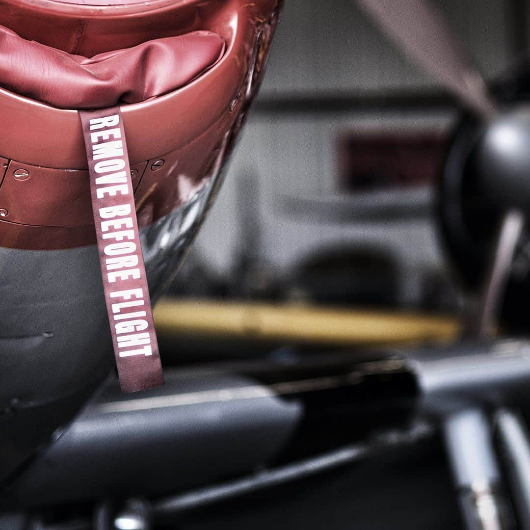 ALPHA INDUSTRIES JAPANさんのインスタグラム写真 - (ALPHA INDUSTRIES JAPANInstagram)「𝐑𝐄𝐃 𝐑𝐈𝐁𝐁𝐎𝐍  『REMOVE BEFORE FLIGHT※飛行前に取り外せ！』と記されたレッドリボン。MA-1などのシガレットポケットに配置されたこのスモールピースは2000年当初に採用されて以来、アルファ インダストリーズのシンボルとも称されている。そもそもこのレッドリボンは航空機が地上にいる際に、損傷してはいけない機構や装備などを固定し、誤作動を防止するための『グランドセフティーピン』の付属品がルーツ。整備員の抜き忘れ防止、更には引き抜いた際に操縦席へ向かって掲げることで、パイロットとピンが抜かれたことを共有しやすいように視認性を重視したデザインが特徴となっている。  𝐍𝐄𝐖 𝐒𝐄𝐍𝐒𝐄 𝐎𝐅 𝐖𝐀𝐋𝐔𝐄𝐒  冷戦中にコントラクターからミリタリーアパレルメーカーに転身を遂げたアルファ社だが、2000年以前はあくまでアメリカンカジュアルを好む男性向けのファッションブランドという側面が強かった。しかしながらその印象は、21世紀初頭に大きく覆される。各種大手メゾンが挙って軍衣料由来のコレクションを展開し、ミリタリーファッションが世界的に脚光を浴びる中で、リアルコントラクターとしてのルーツを持つアルファ社に注目が集まったのである。アルファ社はそのニーズにこたえるべく様々なミリタリーウェアを発売。その結果、レッドリボンがストリートに溢れることになった。 これこそが『武骨なミリタリージャケット』がオーセンティックな価値観を備えた『日常のアウター』へと変化を遂げた瞬間であった。   #alpha_industries_japan  #alpha_industries  #ALPHAINDUSTRIES #ALPHA #ALPHASHOP #MA1 #the_alpha_story #removebeforeflight #redribbon」11月22日 20時16分 - alpha_industries_japan