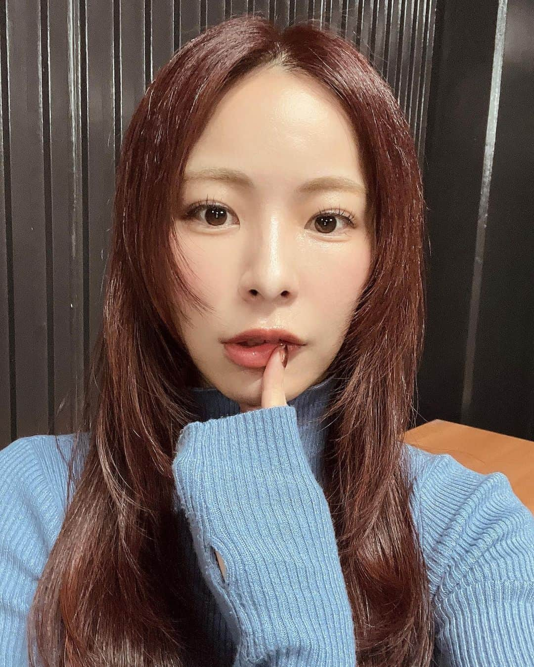 河村美咲さんのインスタグラム写真 - (河村美咲Instagram)「カシス色のカラー入れてもらいました💇‍♀️✨ 担当 @kai09to30   乳酸菌ピーリングもしてお肌つるつる🍼✩°｡⋆ １回で肌のト赤みも落ち着くからピーリング @unelimit.wao で定期的にやってもらってるます💓  #UnelimitWAO#クリスティーナ#乳酸菌ピーリング#毛穴改善 #ピーリング #PR #カシスカラー #レイヤーカット」11月22日 20時17分 - misaki_haaan