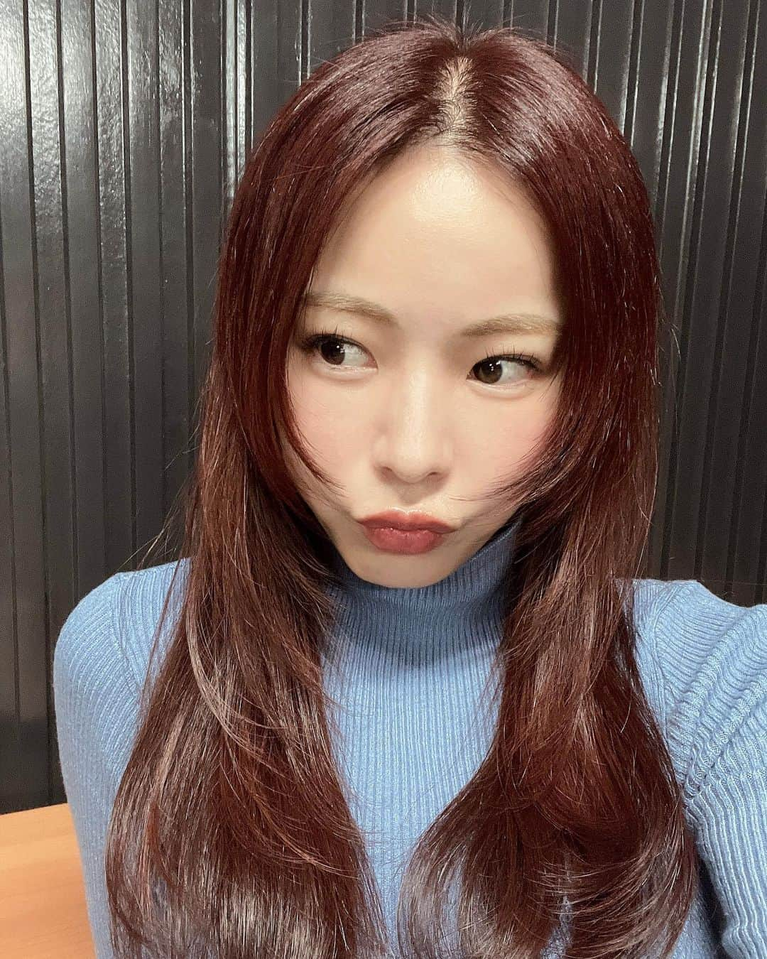 河村美咲さんのインスタグラム写真 - (河村美咲Instagram)「カシス色のカラー入れてもらいました💇‍♀️✨ 担当 @kai09to30   乳酸菌ピーリングもしてお肌つるつる🍼✩°｡⋆ １回で肌のト赤みも落ち着くからピーリング @unelimit.wao で定期的にやってもらってるます💓  #UnelimitWAO#クリスティーナ#乳酸菌ピーリング#毛穴改善 #ピーリング #PR #カシスカラー #レイヤーカット」11月22日 20時17分 - misaki_haaan