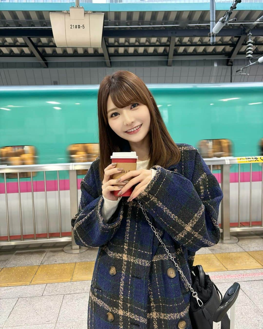 秦はるかのインスタグラム：「時差投稿になっちゃったけど旅の記録を載せていきます☺︎ まずは東京駅🚄」