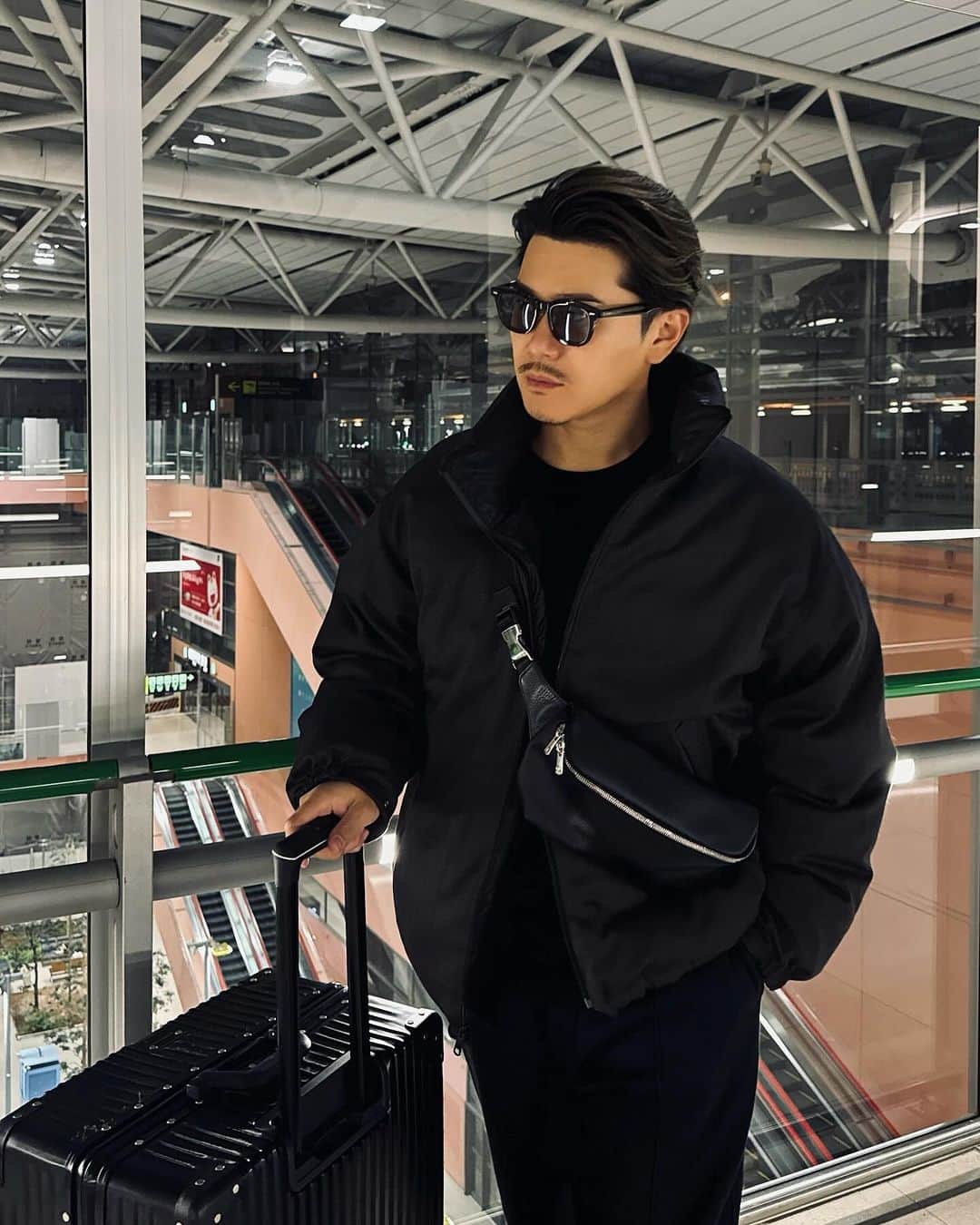Akiのインスタグラム：「. 5年ぶりの韓国 . 市場視察と生地を探しにいきました‼︎ . 日本には無い素材を見つけました🔥 . 今からもう少し仕事してきます🔥 . 美容界のエルメスを添えて🍊  #韓国 #冬コーデ #冬服コーデ #メンズファッション  #30代コーデ #30代ファッション #アラフォーコーデ」