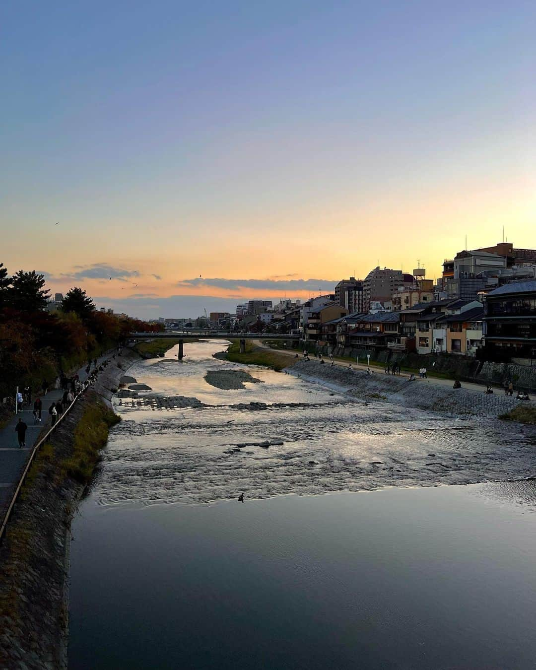 谷尻萌さんのインスタグラム写真 - (谷尻萌Instagram)「こんばんは^ ^ お疲れ様です♪ どんな水曜日をお過ごしでした？🍀  私は髪や肌がお疲れ気味だったので 今日はケアをしてもらいに行っていたわ〜💕 潤って気分も上がったよ( ˘ ³˘)♥︎🫧  写真は地元、京都で家族と散策した時の🚶‍♀️ 時間の流れがゆっくりに感じたわ〜⛩🍁  夕暮れ時の鴨川も好きやなっ🦆🌆  学生時代は漢検にはまっていたんだけど 祇園にある漢字ミュージアムを見つけたよ！ 時間がなかったので中には入れなかったから 今度は入ってみようと思う✏️💓  みなさんの地元のおすすめの場所など 良かったら教えてください🙌  また大好きな京都に ゆっくり美味しいものとか 食べに行きたいわ〜🤤 ほな素敵な夜を〜^ ^  #地元 #京都 #京都散策 #漢検 #漢字ミュージアム #鴨川」11月22日 20時18分 - tanijiri_moe