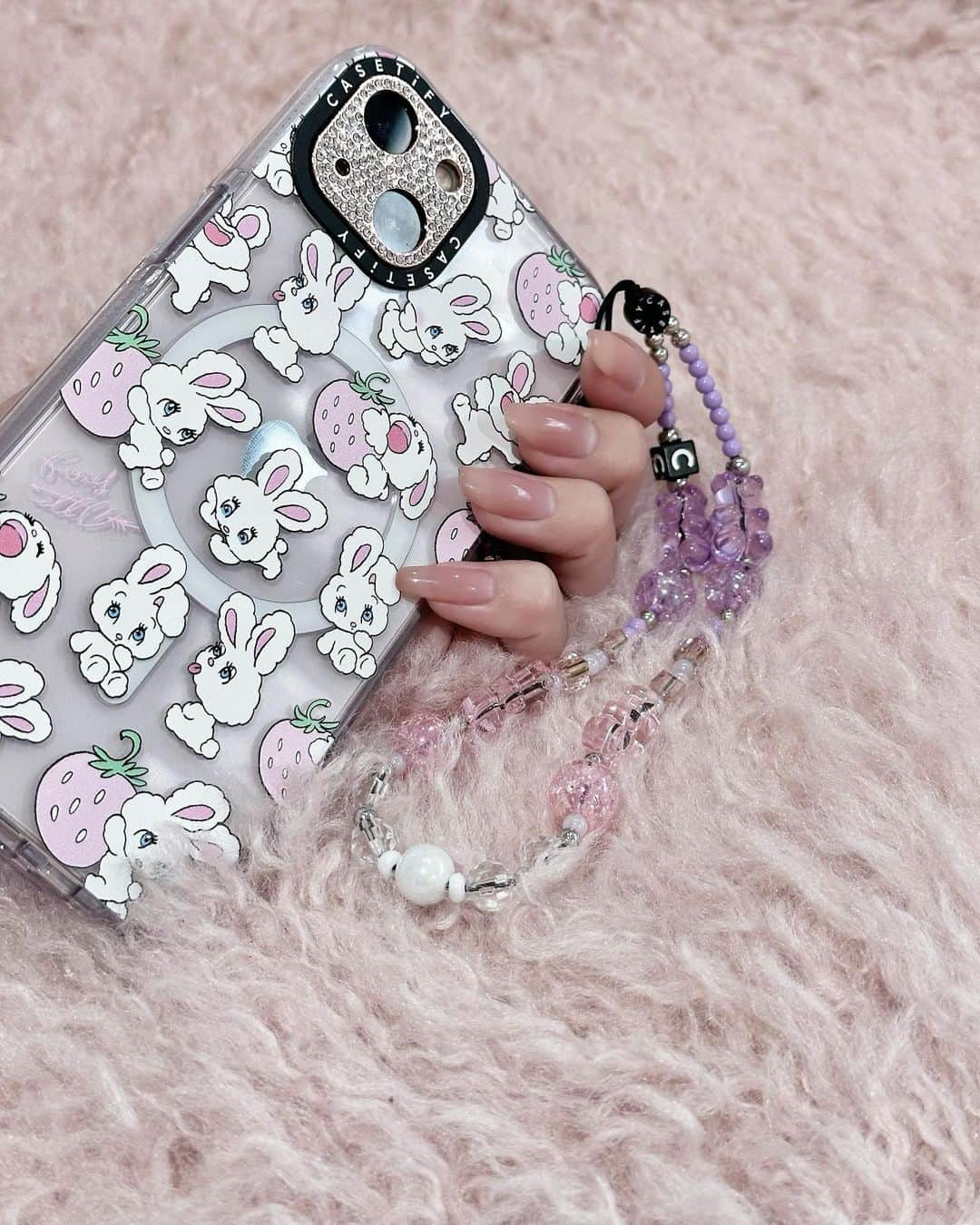 早川実季のインスタグラム：「新しいiPhoneケース🐰×🧸🎀 トレンドのストラップも今の気分にぴったり♡  マグセーフも対応してて使いやすい🪄🔋  #CASETiFY #PR #iPhoneケース #スマホショルダー #スマホストラップ」