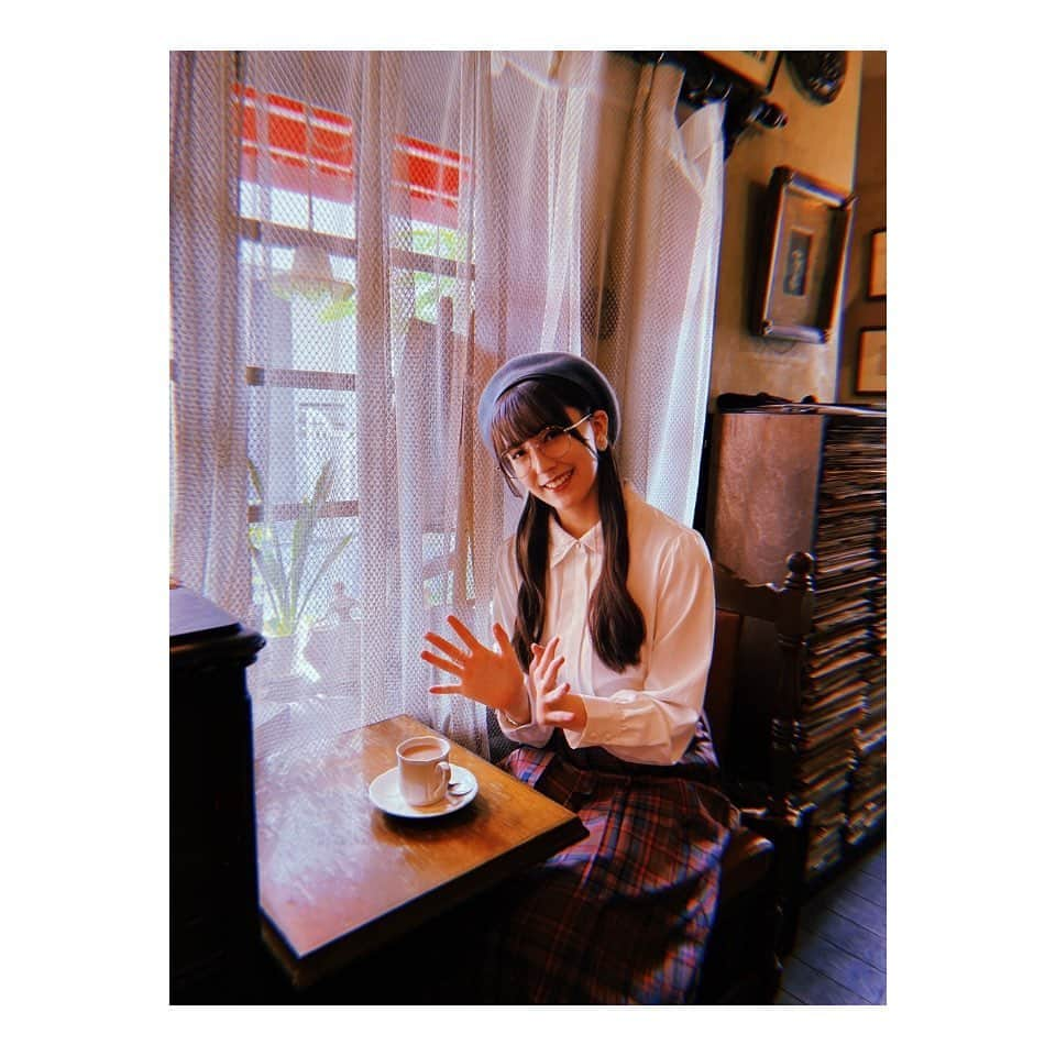 ペイトン尚未さんのインスタグラム写真 - (ペイトン尚未Instagram)「☕🤍 ・ 優しいホットココアで心がぽかぽかになりました💓  #Febri #並行多元ヒロインズ #メガネ女子 #ベレー帽 #ブラウス #チェックスカート #文学少女 #読書の秋 #ホットココア」11月22日 20時18分 - _naomi_payton_