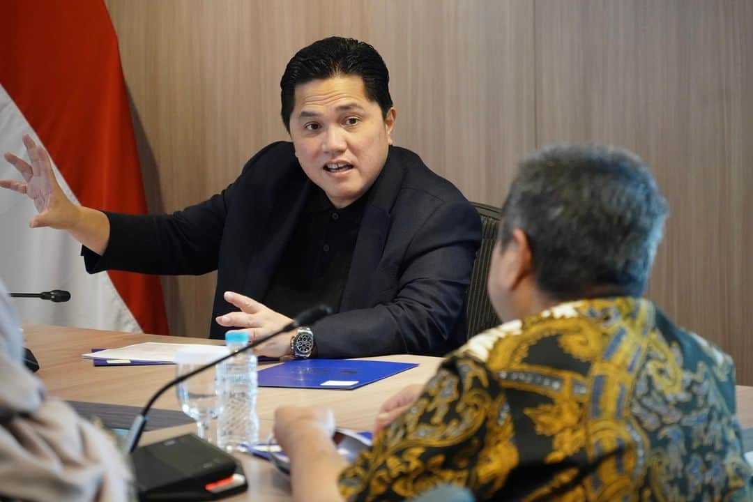 エリック・トヒルのインスタグラム：「Rapat siang tadi berlanjut dengan Kepala @bpkp_id, Bapak Muhammad Yusuf Ateh dan tim. Kami berkomitmen memperbaiki tata kelola BUMN seperti penanganan sengketa, dan penugasan kepada BUMN.  BUMN terus mendorong good corporate governance dalam setiap jenjang organisasi dan kegiatan operasionalnya.」