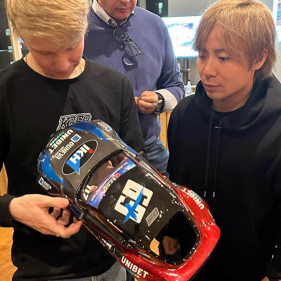 勝田貴元さんのインスタグラム写真 - (勝田貴元Instagram)「After the @rally_japan , I gave a gift to my best friend Kalle🎁 #WorldChampion  It’s drifting spec #RedBull #GRcorolla and #GRSupra 🤩 Thank you for preparing these nice cars @teamreved . We will drifting with these amazing cars next year 🤩  カッレに2年連続ワールドチャンピオン祝いでプレゼント🎁 カッレが @formuladjapan で乗っていたRedBull #ＧＲカローラ のドリフト仕様をReveD さん @teamreved に用意して頂きました！ 川上さん お忙しい中ありがとうございました！😊  #TK18 #KR69  #takamotokatsuta #kallerovanperä  @kallerovanpera」11月22日 20時31分 - takamotokatsuta