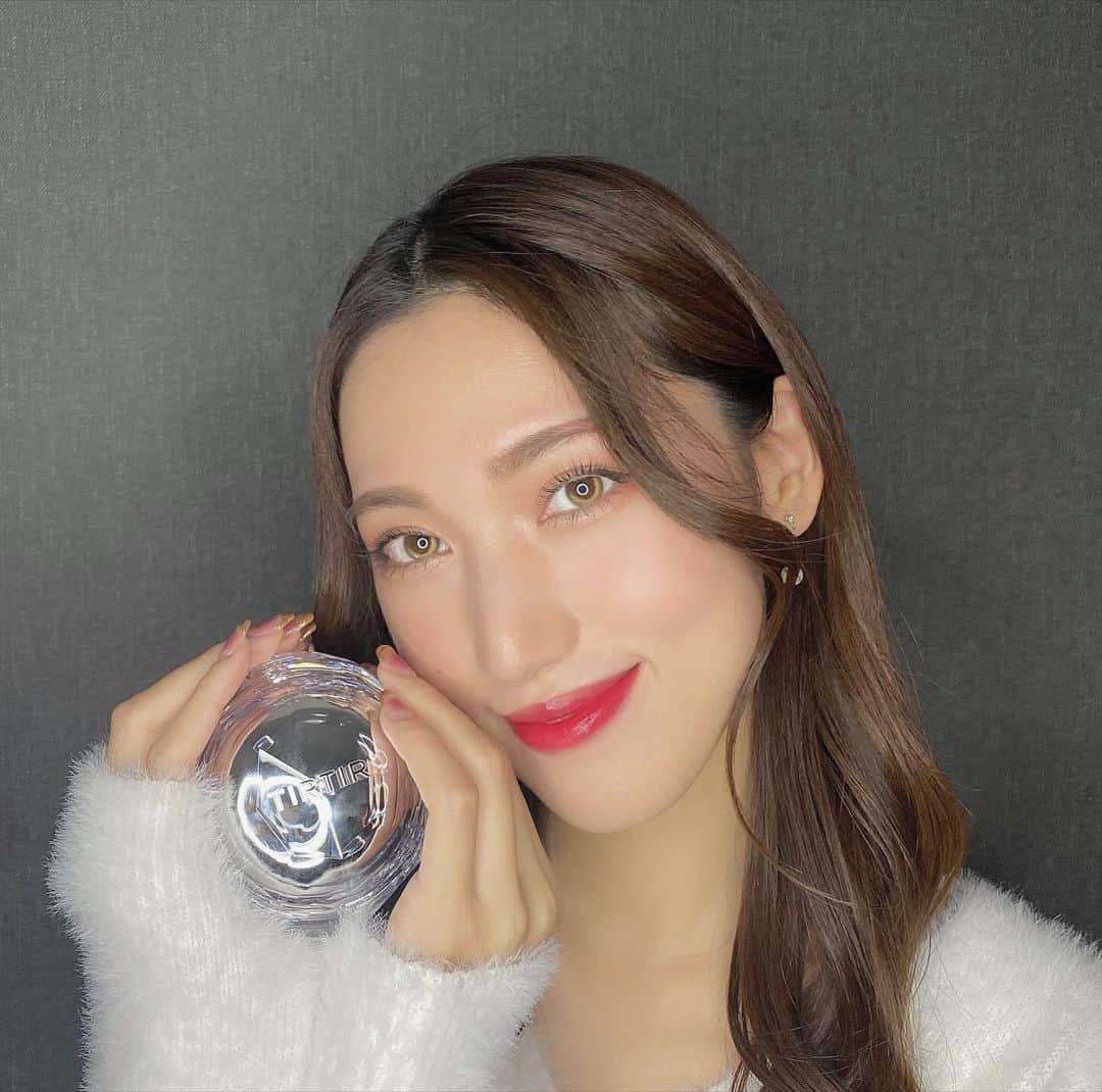 岩下真奈さんのインスタグラム写真 - (岩下真奈Instagram)「2023.11.22 #cosmetics 🎗 * TIRTIR ( @tirtir_jp_official )で一番注目の 4秒に1個売れている【MASK FITクッションシリーズ】 . より新感覚メッシュタイプのクッションが 本日11月22日から新発売されるよ~~🪞✨ . . 💎MASK FIT CRYSTAL MESH CUSHIN💎 . パッケージもキラッキラで超可愛い🤍 . 私が持っている銀色のオーラクッション と使用感を比較してみると…、 . ▫️よりエッセンスが多く配合されている気がする！ 　仕上がりがスキンケアしたて！のようなもちもち肌になった◎ 　乾燥しらずって感じ！パウダー重ねても変わらず✍️ ▫️ムラなく塗れる！！カバー力もある！！ ▫️1回の塗布量が調節しやすくなった！ →ベタッとついて失敗することもないし、 　ナチュラルメイクからしっかりカバーまで 　パフで重ねる回数で仕上がりがコントロール出来る！ . あとはSPF30/ PA++だったのが、 クリスタルメッシュクッションはSPF50+/PA++++と 紫外線対策まで完璧になったところが個人的にお気に入り☺️💞 . . パウダーとも相性バッチリだから、 ツヤ肌派さんにもマット肌派さんにもオススメ💡 . そのままでもちゅるんと綺麗に見せてくれるし、 パウダーを重ねても中のツヤも活かしつつ抑えてくれるの。 . お直しの時もパウダーの上から使えて綺麗に仕上がるよ！🫧 . TIRTIRのトーンアップエッセンスなどの 下地とも相性抜群みたい◎ . . 寒くなってきて、インフルも流行ってるし、 マスクをつけることがまた多くなってきたよね。 . マスクフィットクッションはその名の通り マスクをつけても崩れにくいことが特徴だから、 是非マスクをつける時はこの最新版をお供にしてくれよな✊← . . ちなみに最初使う時はファンデーションとエッセンスが 分離してることが多いから、メッシュ全体に ファンデーションが浸かるように叩き込んでから使ってね❕ . 少しでも参考になってたら嬉しいです☺️❤︎ . 気になった人はチェックしてみてね〜〜！💁‍♀️🪄 . . . #PR #TIRTIR #マスクフィットクリスタルメッシュクッション #マスクフィット #マスクフィットシリーズ #最強ベース #おすすめコスメ #コスメレビュー #コスメレポ   #model #makeup #cosme #新作コスメ #クッションファンデ #秋冬メイク #クリスマスメイク #コスメ紹介 #コスメマニア #美容垢 #ビューティーモデル #モデル #広告モデル #撮影依頼募集中 #フリーランス #インフルエンサー #お仕事依頼受付中 #おしゃれさんと繋がりたい #邦ロック好きな人と繋がりたい #美容好きな人と繋がりたい」11月22日 20時24分 - mana_mdleam