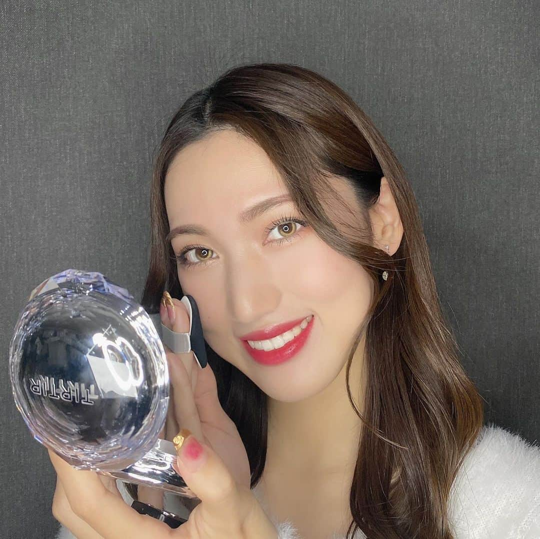 岩下真奈さんのインスタグラム写真 - (岩下真奈Instagram)「2023.11.22 #cosmetics 🎗 * TIRTIR ( @tirtir_jp_official )で一番注目の 4秒に1個売れている【MASK FITクッションシリーズ】 . より新感覚メッシュタイプのクッションが 本日11月22日から新発売されるよ~~🪞✨ . . 💎MASK FIT CRYSTAL MESH CUSHIN💎 . パッケージもキラッキラで超可愛い🤍 . 私が持っている銀色のオーラクッション と使用感を比較してみると…、 . ▫️よりエッセンスが多く配合されている気がする！ 　仕上がりがスキンケアしたて！のようなもちもち肌になった◎ 　乾燥しらずって感じ！パウダー重ねても変わらず✍️ ▫️ムラなく塗れる！！カバー力もある！！ ▫️1回の塗布量が調節しやすくなった！ →ベタッとついて失敗することもないし、 　ナチュラルメイクからしっかりカバーまで 　パフで重ねる回数で仕上がりがコントロール出来る！ . あとはSPF30/ PA++だったのが、 クリスタルメッシュクッションはSPF50+/PA++++と 紫外線対策まで完璧になったところが個人的にお気に入り☺️💞 . . パウダーとも相性バッチリだから、 ツヤ肌派さんにもマット肌派さんにもオススメ💡 . そのままでもちゅるんと綺麗に見せてくれるし、 パウダーを重ねても中のツヤも活かしつつ抑えてくれるの。 . お直しの時もパウダーの上から使えて綺麗に仕上がるよ！🫧 . TIRTIRのトーンアップエッセンスなどの 下地とも相性抜群みたい◎ . . 寒くなってきて、インフルも流行ってるし、 マスクをつけることがまた多くなってきたよね。 . マスクフィットクッションはその名の通り マスクをつけても崩れにくいことが特徴だから、 是非マスクをつける時はこの最新版をお供にしてくれよな✊← . . ちなみに最初使う時はファンデーションとエッセンスが 分離してることが多いから、メッシュ全体に ファンデーションが浸かるように叩き込んでから使ってね❕ . 少しでも参考になってたら嬉しいです☺️❤︎ . 気になった人はチェックしてみてね〜〜！💁‍♀️🪄 . . . #PR #TIRTIR #マスクフィットクリスタルメッシュクッション #マスクフィット #マスクフィットシリーズ #最強ベース #おすすめコスメ #コスメレビュー #コスメレポ   #model #makeup #cosme #新作コスメ #クッションファンデ #秋冬メイク #クリスマスメイク #コスメ紹介 #コスメマニア #美容垢 #ビューティーモデル #モデル #広告モデル #撮影依頼募集中 #フリーランス #インフルエンサー #お仕事依頼受付中 #おしゃれさんと繋がりたい #邦ロック好きな人と繋がりたい #美容好きな人と繋がりたい」11月22日 20時24分 - mana_mdleam