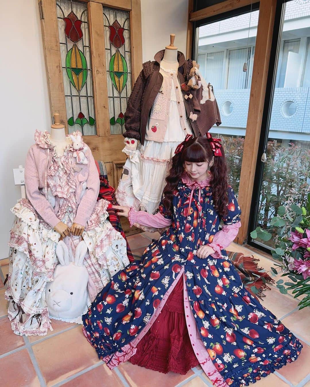 青木美沙子のインスタグラム：「PINK HOUSEさん表参道店にて撮影と配信でした🎀 明日オープンです🌹 是非是非、遊びに行って見てね🎀  @pinkhouse_press  @pinkhouse_omotesando」