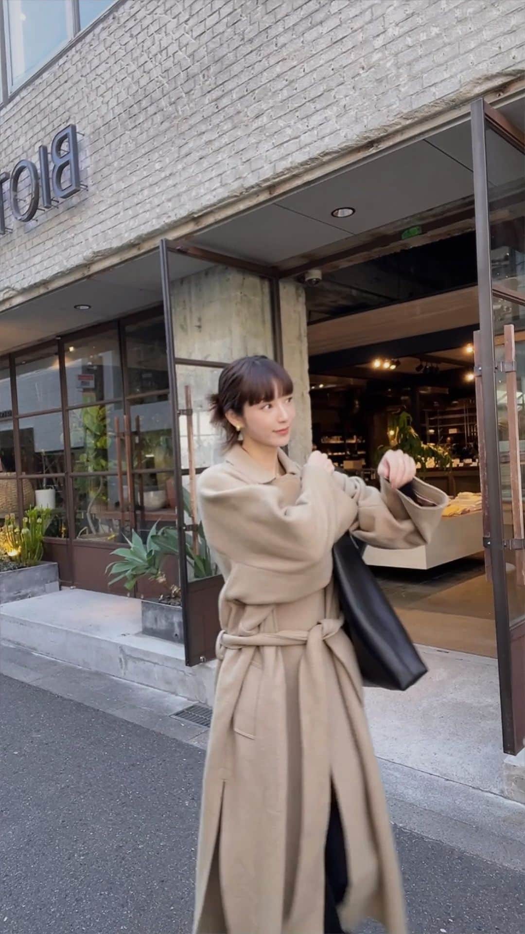 izu（出岡美咲）のインスタグラム：「大急ぎの朝のヘアアレンジが 何故か上手くいった日🐻♡  #ヘアアレンジ #冬コーデ」