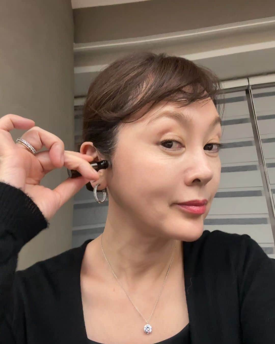 イ・スンヨンのインスタグラム：「피곤할때  나린33+7 시그니처오일을 롤러병에 덜어다니면서 살짝살짝 발라서 지압해주면 잠이 번쩍 깨면서 넘 시원해져요   지금 @mago12_official  에서 나린 에셋셜오일과 시그니처오일 특가로 공구중이구요  쓰시는 바디로션 오일 그리고 화장품 크림 샴푸 큐리신 그 어디에도 섞어서 블렌딩해 쓰셔요😘  내일부터 진행되는 테니스팔찌도 다가올 크리스마스그린젬 대비해서 꼭 구비해놓으셔요   @yeahfur  벨벳커즈는 블랙에 레드양말  매치해보았어요  따뜻 편안  역시 예퍼입니다👍👍  얼마나 갑자기 추워지려고 오늘도 영상14도 인지 진짜 무서워죽겠어요 ㄷㄷ  #온도조절잘하시구 #나린시그니처오일 #엣센셜오일들 #호흡기에도넘좋아요 #꼭꼭사용해보시길 #강추드려요🙏🙏🙏」