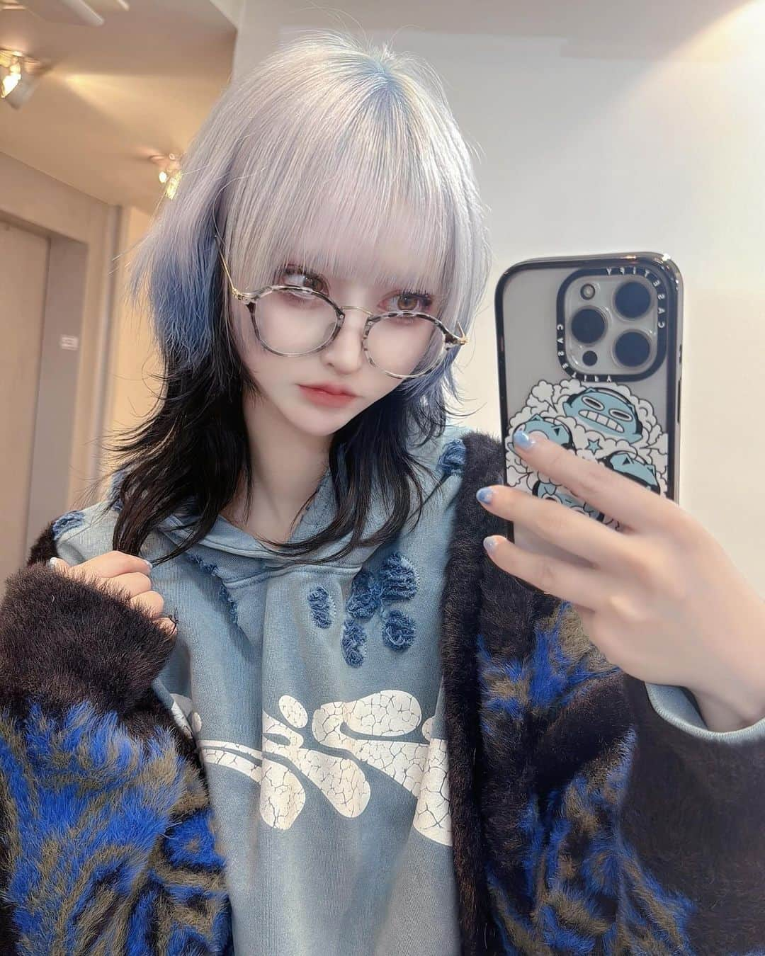 のむらこいちのインスタグラム：「恒例のヘアメンテ写真✂︎ いつも通りアンククロス青山店です🐶綺麗な真っ白！😶 いつも通りちゃんと撮ったのもあったんだけど、今日はいつもよりゆるい写真にしちゃった🤓  #hairstyles #haircolor #white #ウルフカット #ハイトーン #派手髪」