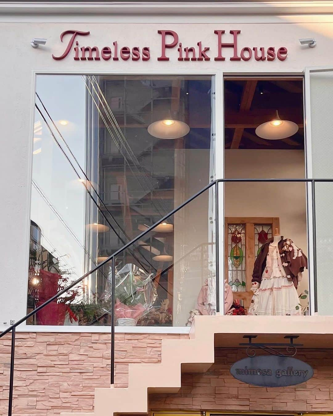 エリンコさんのインスタグラム写真 - (エリンコInstagram)「🏠💝 . 明日11/23からオープン💓 . PINKHOUSEの路面店 🎀Timeless PINK HOUSE🎀 . 昨年2022年、ブランド創立50周年を迎えた ピンクハウスが新たなフラッグシップショップとして 表参道店をグランドオープンいたします💖 . グランドオープンを記念した コラボレーション商品や限定商品 ノベルティなど表参道店でしか 手に入らないアイテムもたくさんございます♡ . 是非遊びに行って見てねー❣️❣️ . お洋服は表参道限定カラーの キティちゃんコラボアイテム💞💞💞 . 【店舗情報】 Timeless Pink House表参道店 オープン日：2023年11月23日(木・祝) 住所:東京都渋谷区神宮前4-3-16 2F ※当店入口までは階段のご利用のみとなります。ご了承くださいませ。 電話番号：03-6455-4107 営業時間：11:00～20:00 . #PINKHOUSE #ピンクハウス #表参道 #东京 #时尚潮流 #可爱的  #えりんコーデ #えりんこヘアアレンジ」11月22日 20時29分 - erinko0315