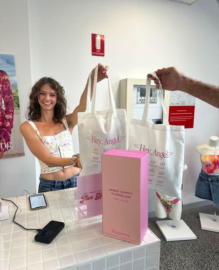 Beginning Boutiqueのインスタグラム：「Don't miss out on your chance to grab a FREE gift with your Lucky Friday order 🎀 We have limited edition tote bags, stickers, scratch cards and Miss Sippy Tumblers available now 🫶🏼」