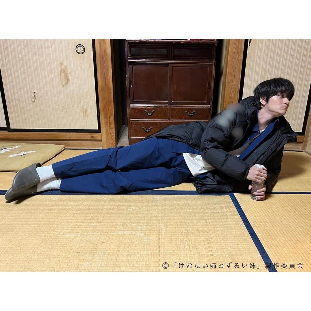 けむたい姉とずるい妹のインスタグラム：「. 横にのびのびな くつろぎスタイルの 律( #栁俊太郎 さん)を激写📸  ／ 『#けむたい姉とずるい妹 』 最終話 11/27(月)夜11:06放送🪄 ＼  7話は #TVer で配信中🎗 tver.jp/episodes/ep30cssjg1  U-NEXTなどで全話配信中💠  #テレビ東京 #けむずる  #栗山千明 #馬場ふみか #栁俊太郎  #桜田通 #雛形あきこ  #オフショット」