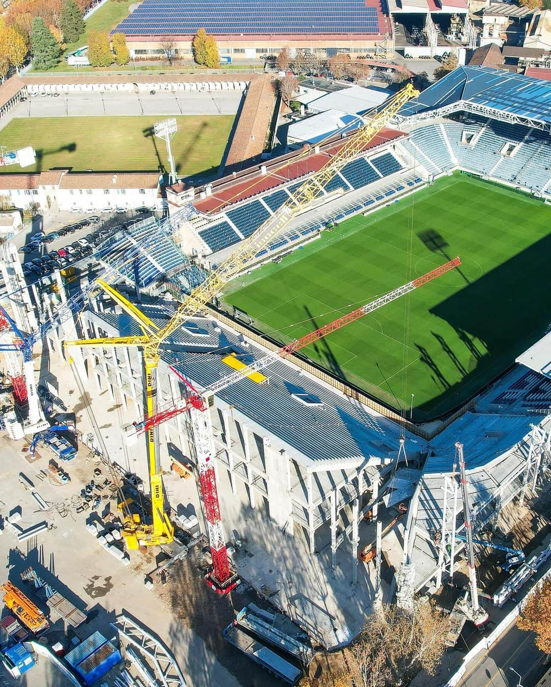 アタランタBCさんのインスタグラム写真 - (アタランタBCInstagram)「Buongiorno! 😎🪜   The #CurvaSudMorosini is taking shape 🤩🔥  #GewissStadium #GoAtalantaGo ⚫️🔵 #Atalanta」11月22日 20時30分 - atalantabc