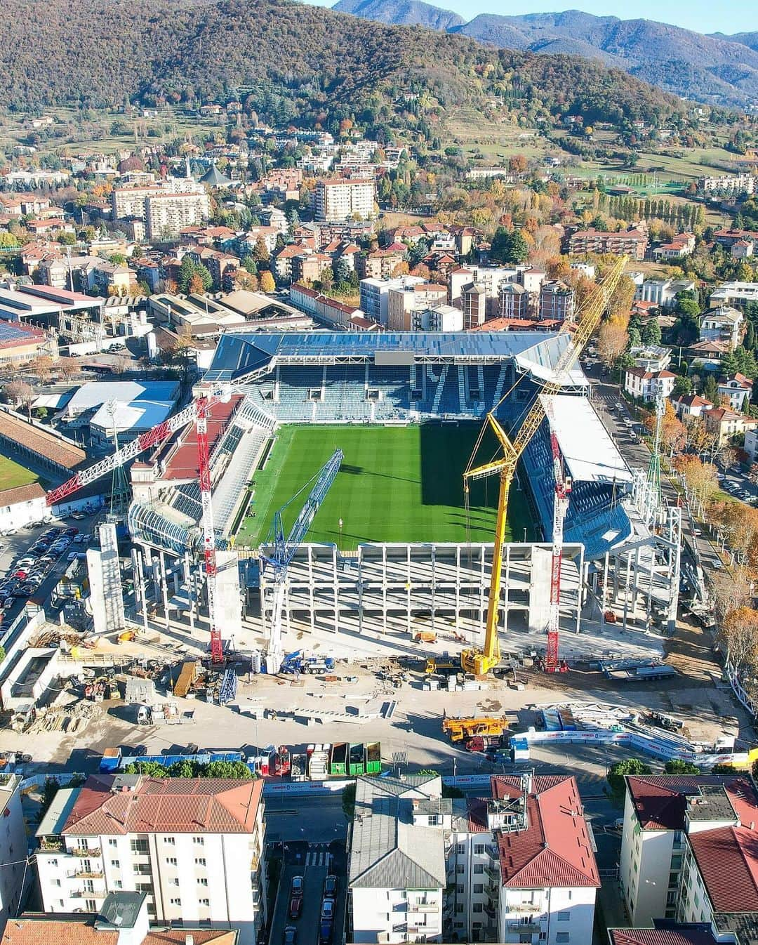 アタランタBCさんのインスタグラム写真 - (アタランタBCInstagram)「Buongiorno! 😎🪜   The #CurvaSudMorosini is taking shape 🤩🔥  #GewissStadium #GoAtalantaGo ⚫️🔵 #Atalanta」11月22日 20時30分 - atalantabc