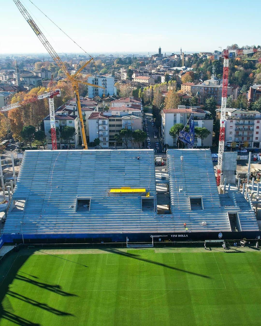 アタランタBCのインスタグラム：「Buongiorno! 😎🪜   The #CurvaSudMorosini is taking shape 🤩🔥  #GewissStadium #GoAtalantaGo ⚫️🔵 #Atalanta」