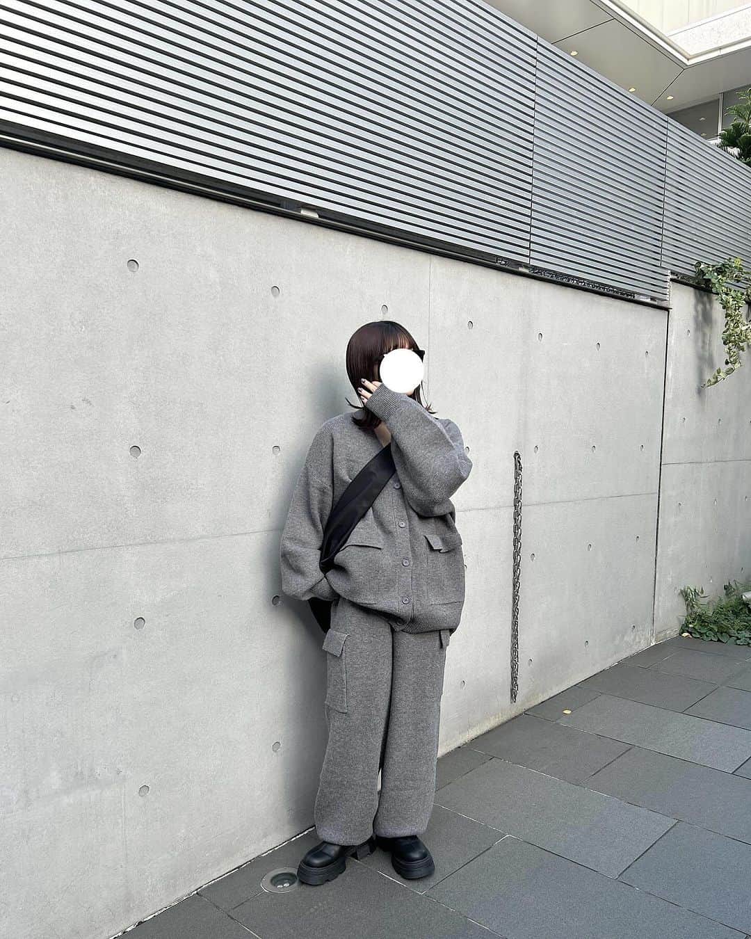 tarouのインスタグラム：「寒くてセットアップ着た🤢💭   夜の寒さに身体が耐えきれず 11月なのにニットパンツを履いてしまいました🧵🪡  冬はゆったりラフな格好が好きな私だけど 気持ちもゆったりしちゃうから ここ1ヶ月で着実にお肉が付いてきたよ。。😮‍💨  ダイエット！と思って今日は早速 サラダとお鍋を食べました🍲  みんなも風邪引かないように ビタミンと温かいご飯食べようね✌🏻    all： @irohani.official      #冬コーデ #冬服 #冬服コーデ #ゆるコーデ  #カジュアルコーデ #セットアップ #ニットコーデ  #ニットパンツ #カーディガン #ショートブーツ  #お出かけコーデ #骨格ストレート #体型カバー」