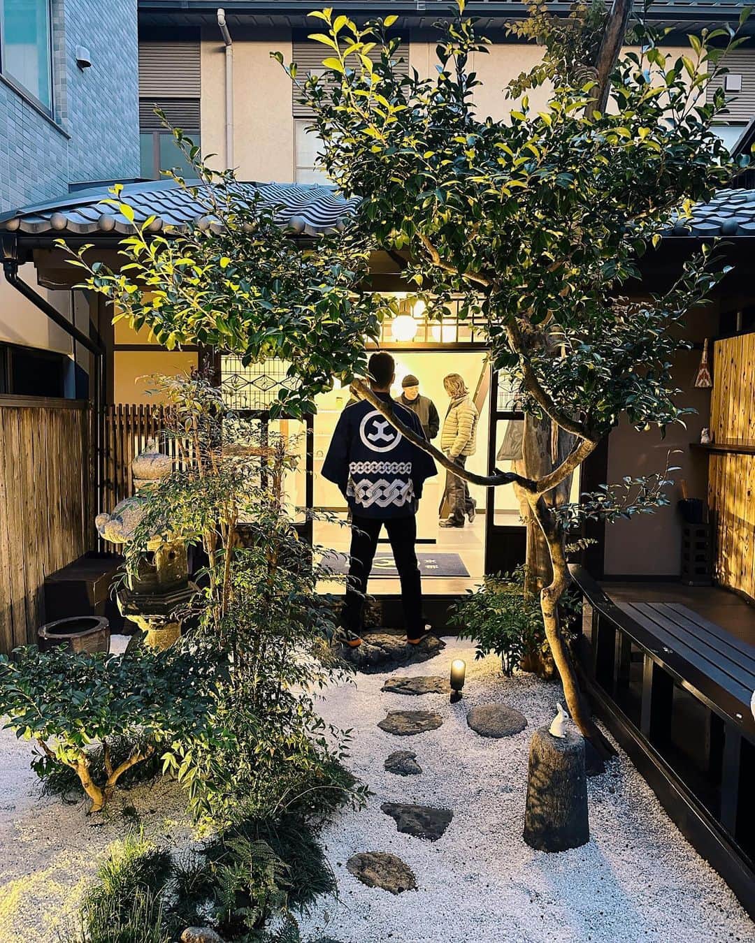石川涼さんのインスタグラム写真 - (石川涼Instagram)「清水寺経堂でのイベントをGUCCIに続き #FR2 で歴史に刻んできました。会期中は毎日オープン前から入店待ちで並んで頂き外国人のお客さんがひっきりなしに入っていました。@_usagicoffee 兎珈琲も外国人のお客さんでぱんぱんでした。京都最高！ 月末には新京極に #FR2京都 もオープンします。世界に売りまくるぞ。  ご協力頂いた皆さんありがとうございました😊  京焼・清水焼 陶芸家8名の作品が一堂に。 京都・清水寺で”うつわ男子×#FR2展”を開催。  京都五条坂を中心に作陶する京焼・清水焼 陶芸家8人とのコラボレーションイベント「うつわ男子×#FR2展」を11月18日(土)～ 21日(火)の期間、重要文化財 京都・清水寺経堂にて開催しました。  今回”生命の象徴うさぎ”をテーマに陶芸家8名が表現する作品を展示。  -うつわ男子- 従来の展示ではなく、作品の背景である「人」にスポットをあて、新しい展示・企画を発信し活動する作家集団。」11月22日 20時30分 - vanquishceo