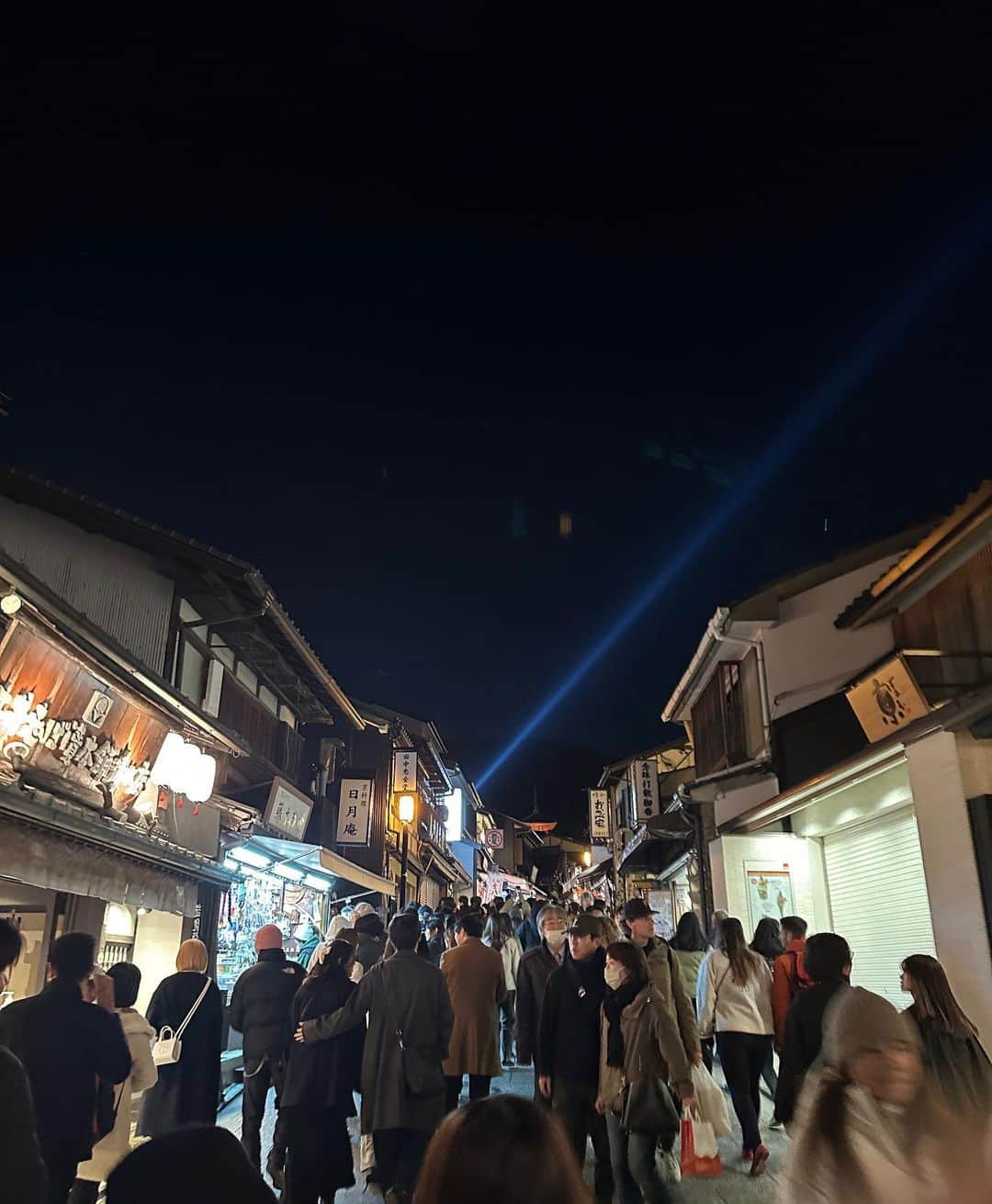 石川涼さんのインスタグラム写真 - (石川涼Instagram)「清水寺経堂でのイベントをGUCCIに続き #FR2 で歴史に刻んできました。会期中は毎日オープン前から入店待ちで並んで頂き外国人のお客さんがひっきりなしに入っていました。@_usagicoffee 兎珈琲も外国人のお客さんでぱんぱんでした。京都最高！ 月末には新京極に #FR2京都 もオープンします。世界に売りまくるぞ。  ご協力頂いた皆さんありがとうございました😊  京焼・清水焼 陶芸家8名の作品が一堂に。 京都・清水寺で”うつわ男子×#FR2展”を開催。  京都五条坂を中心に作陶する京焼・清水焼 陶芸家8人とのコラボレーションイベント「うつわ男子×#FR2展」を11月18日(土)～ 21日(火)の期間、重要文化財 京都・清水寺経堂にて開催しました。  今回”生命の象徴うさぎ”をテーマに陶芸家8名が表現する作品を展示。  -うつわ男子- 従来の展示ではなく、作品の背景である「人」にスポットをあて、新しい展示・企画を発信し活動する作家集団。」11月22日 20時30分 - vanquishceo